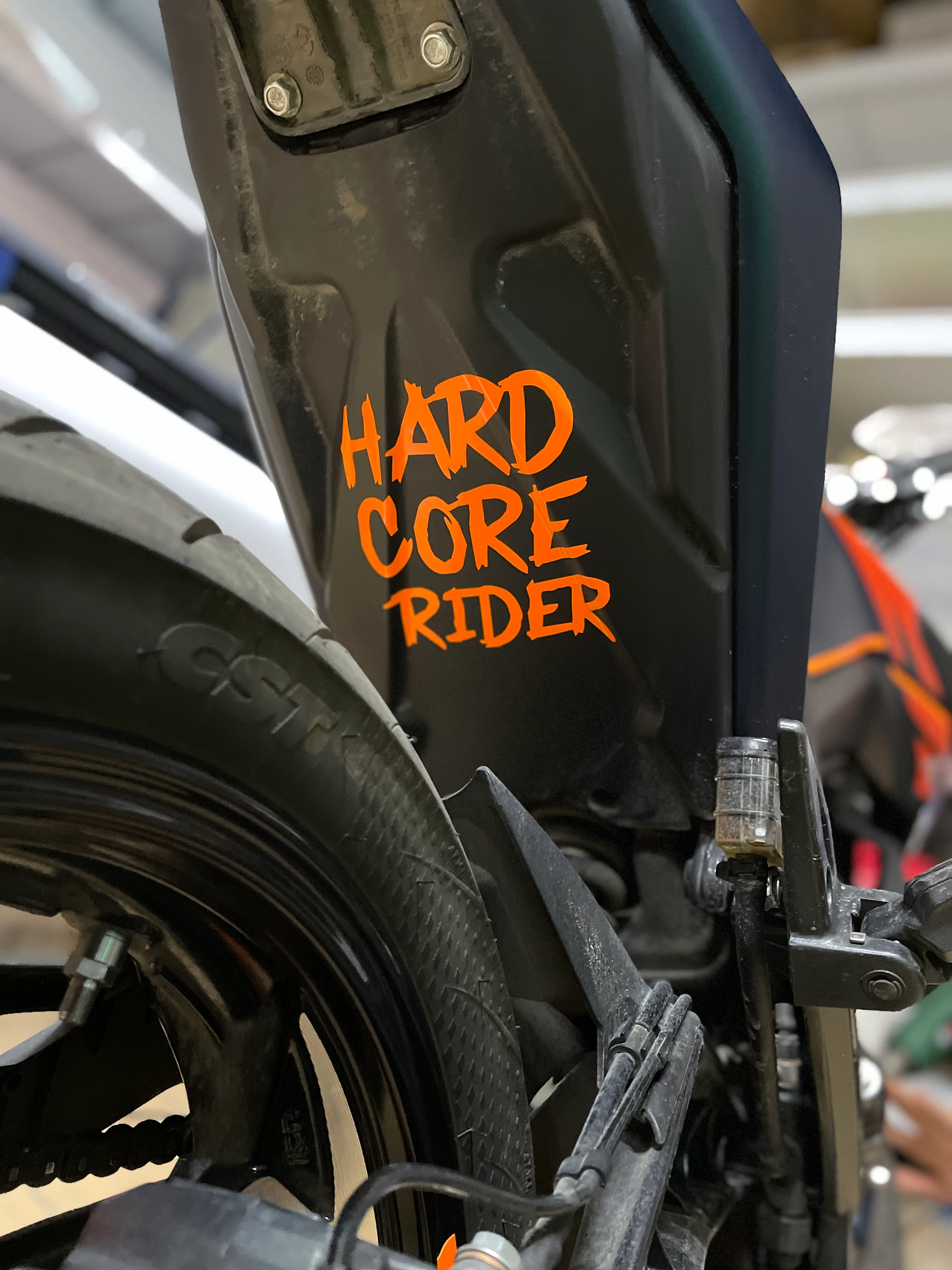 Motor Depo ve Sele altı Neon Turuncu Hardcore Rider Sticker Etiket (12CMx15CM)