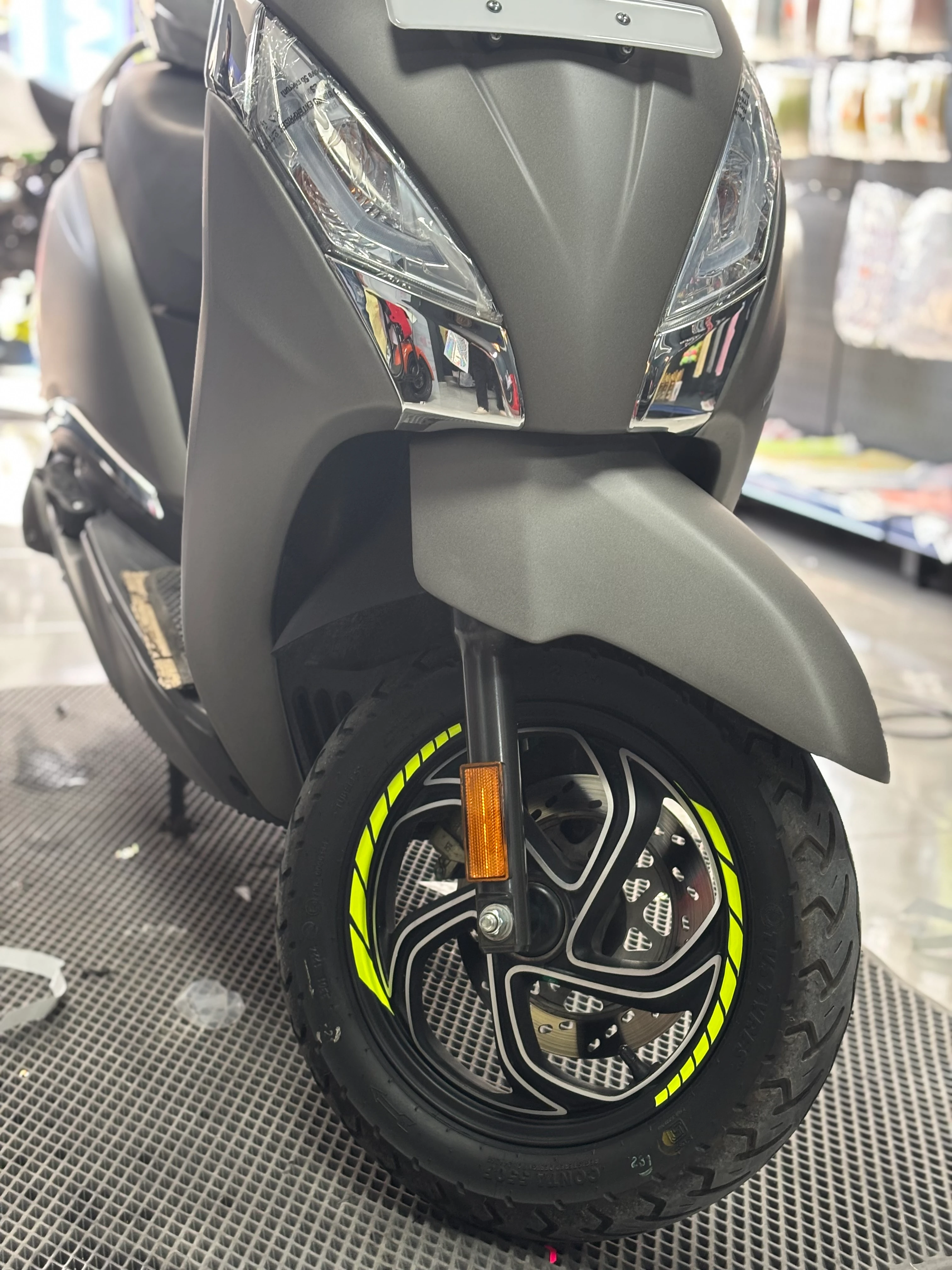 Universal Scooterlar için Tüm Modellere Uyumlu Neon Sarı Jant Şeridi Sticker Seti ( 8 Parça)