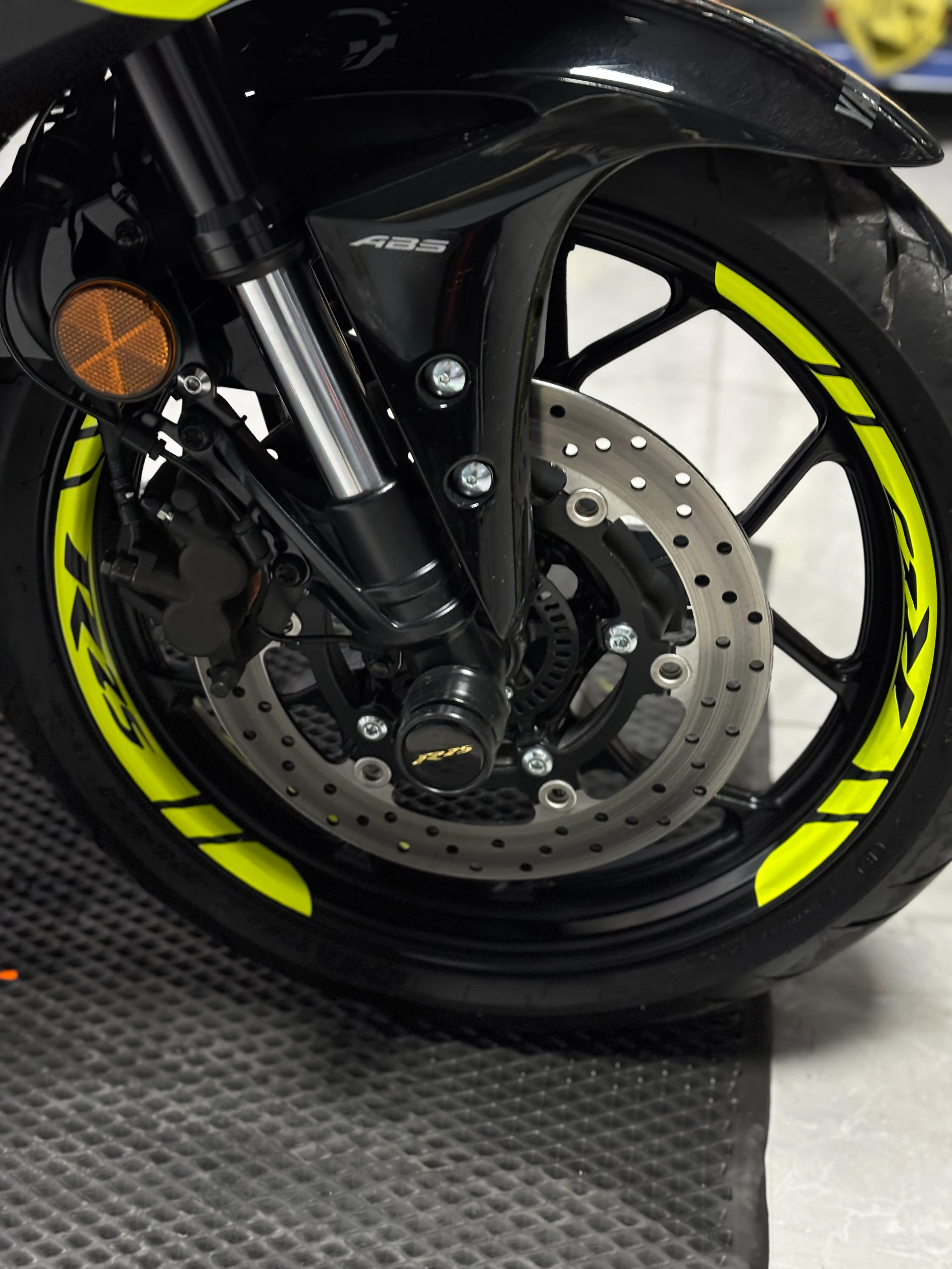 Yamaha R25 için Neon Sarı R25 Yazılı Jant Şeridi Sticker Seti (8 Parça)