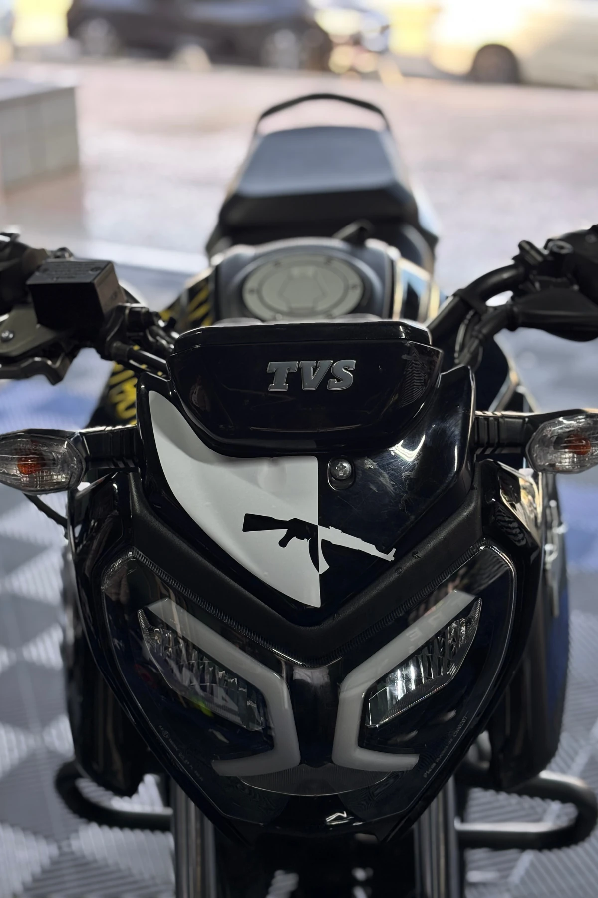 TVS Raider 125 için AK-47 Desenli Kafa Detay Sticker Beyaz Renk