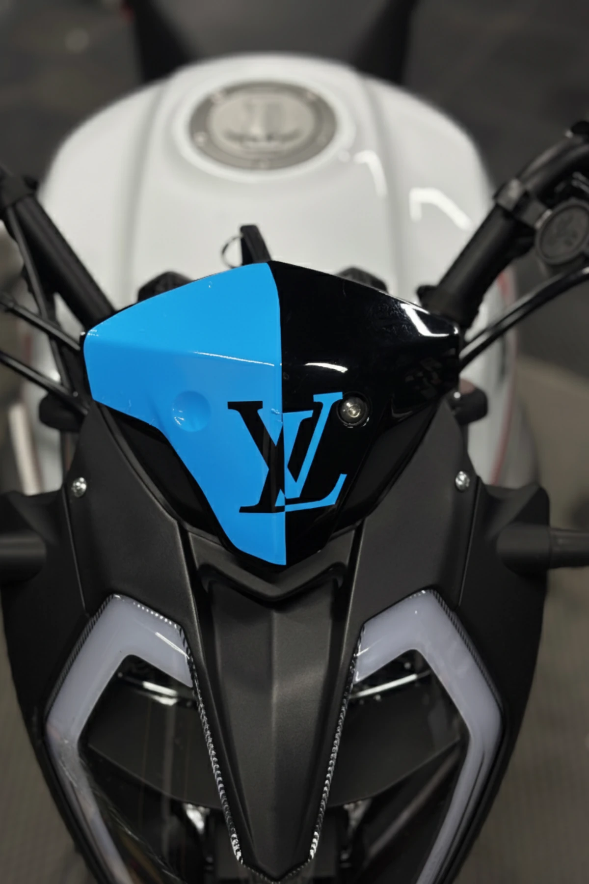 Benelli 125s ve RKS RK125 için Açık Mavi Renk LV Desenli Kafa Sticker 