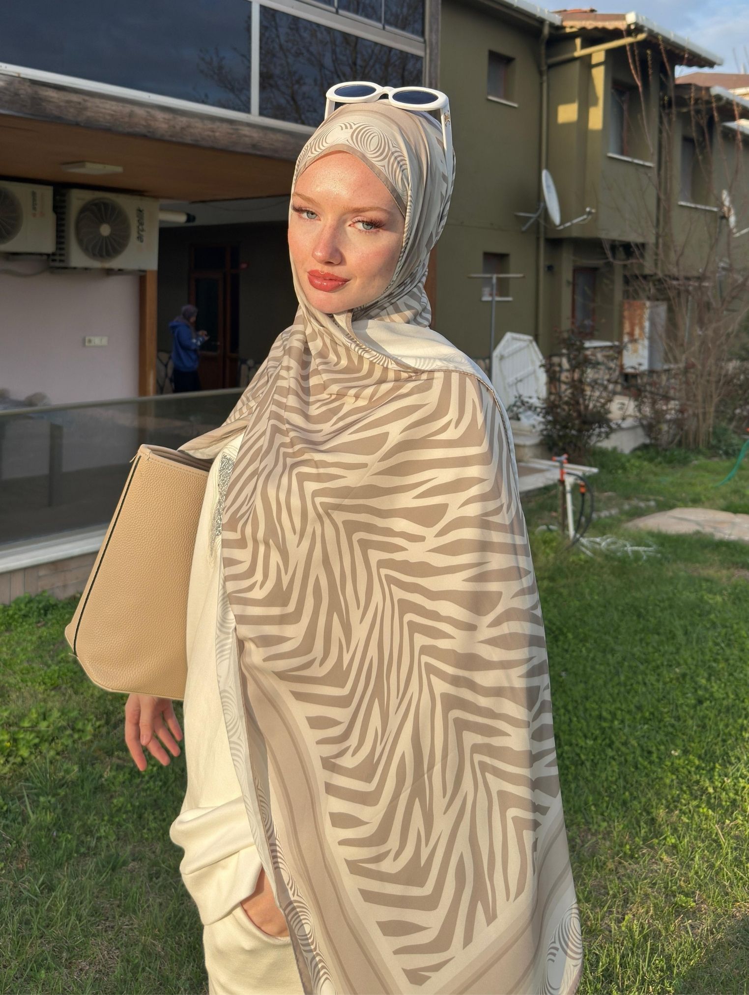 Bej Zebra Desen İpeksi Şal	