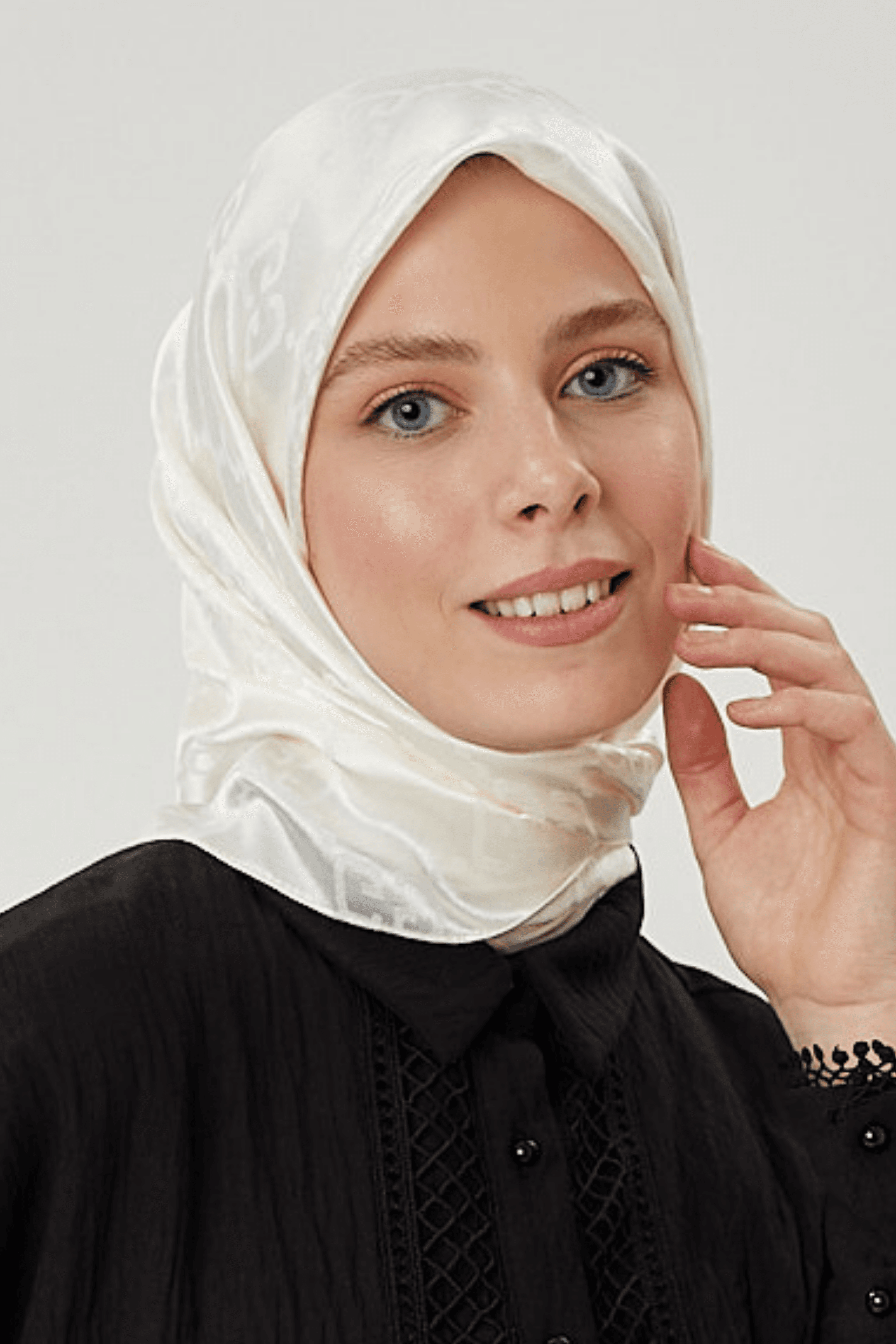 Kırık Beyaz G Desen Parlak Jakar Eşarp