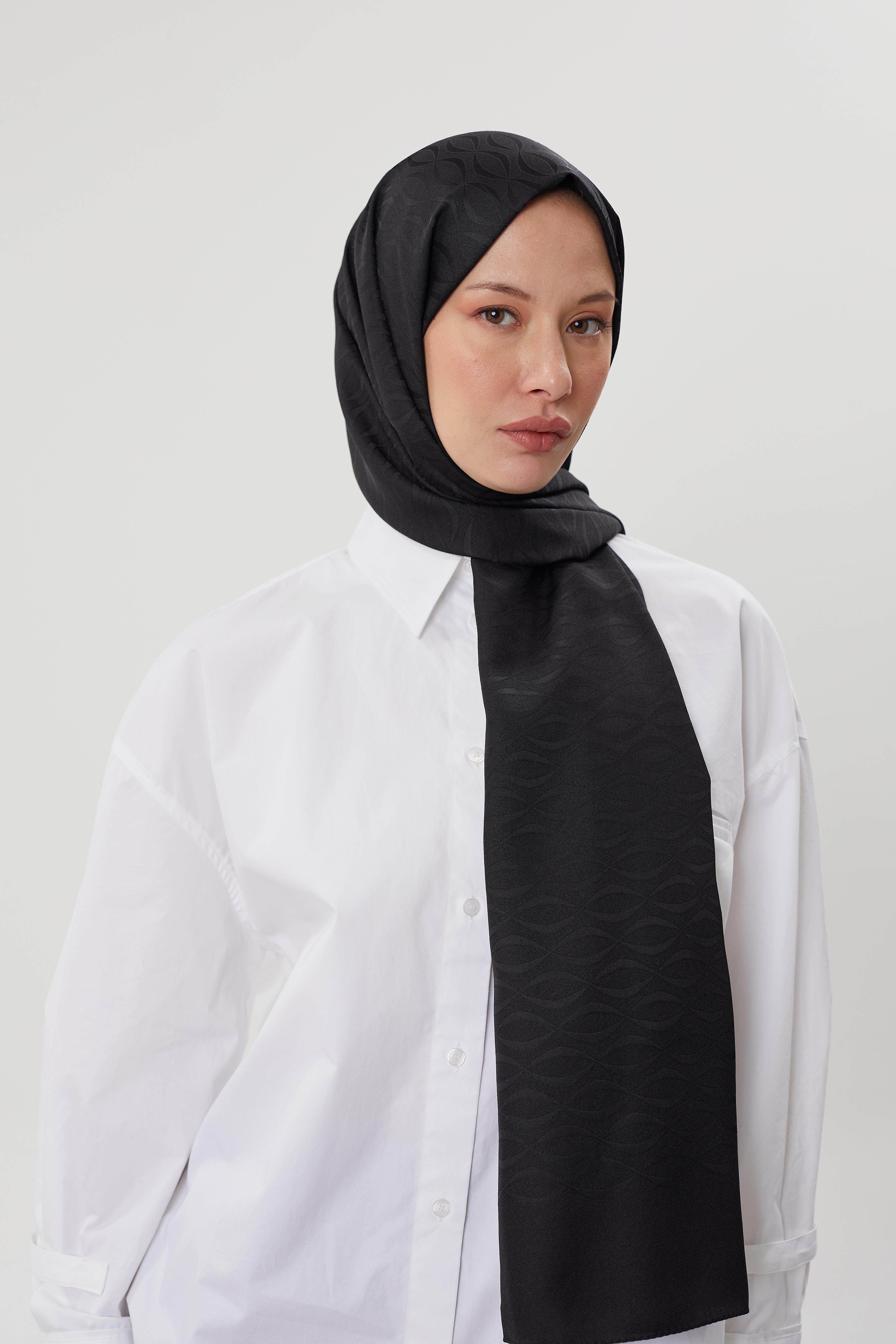 Siyah Shine Desen Jakar Şal	