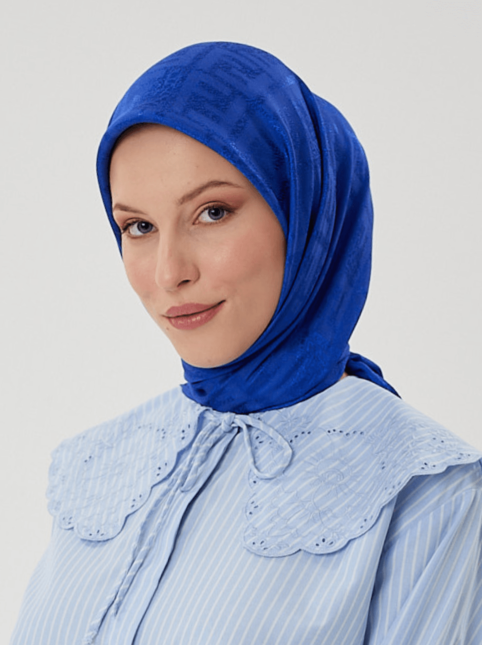 Saks Mavi F Desen Parlak Jakar Eşarp