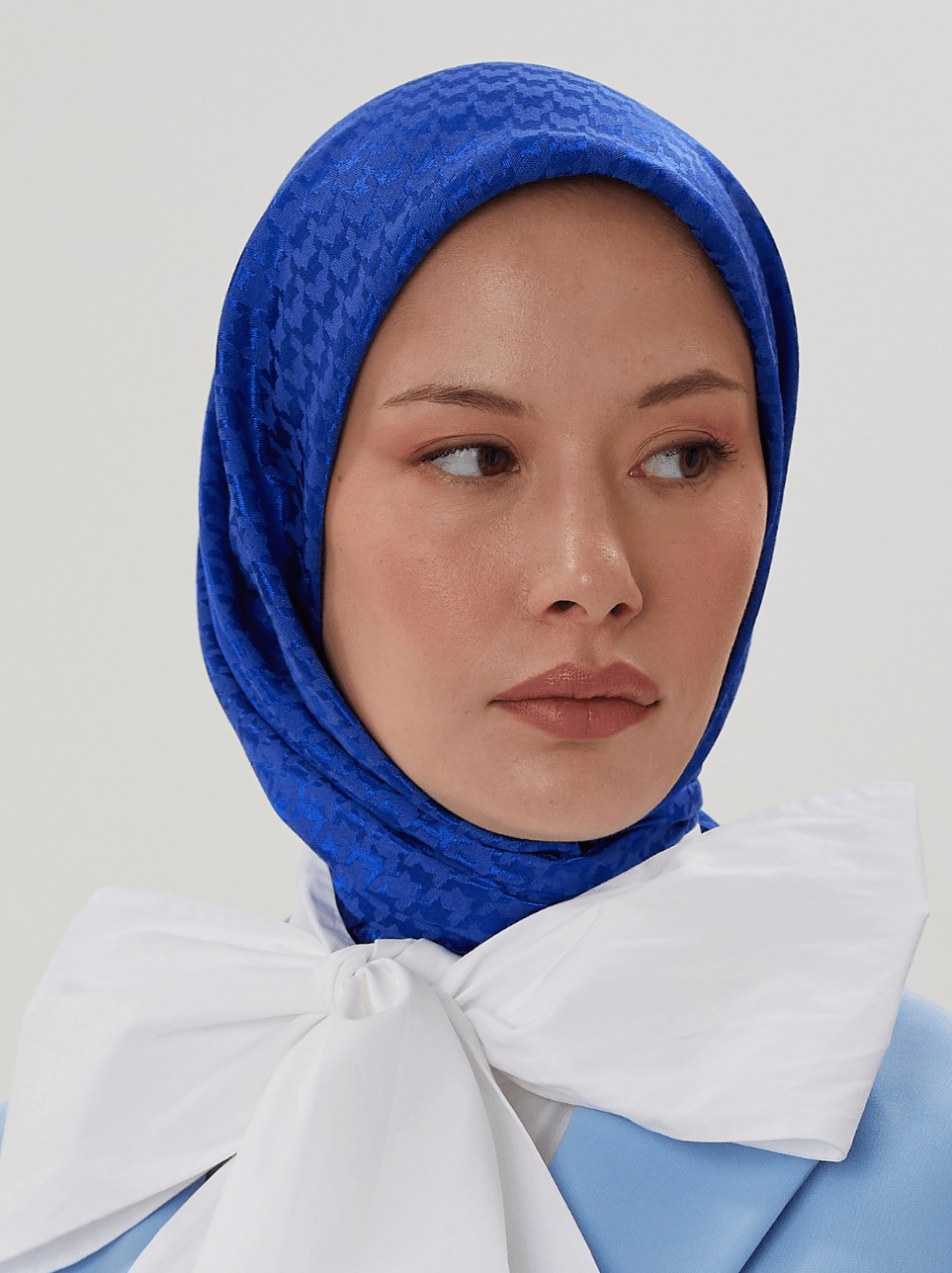 Saks Mavi Kazayağı Desen Parlak Jakar Eşarp