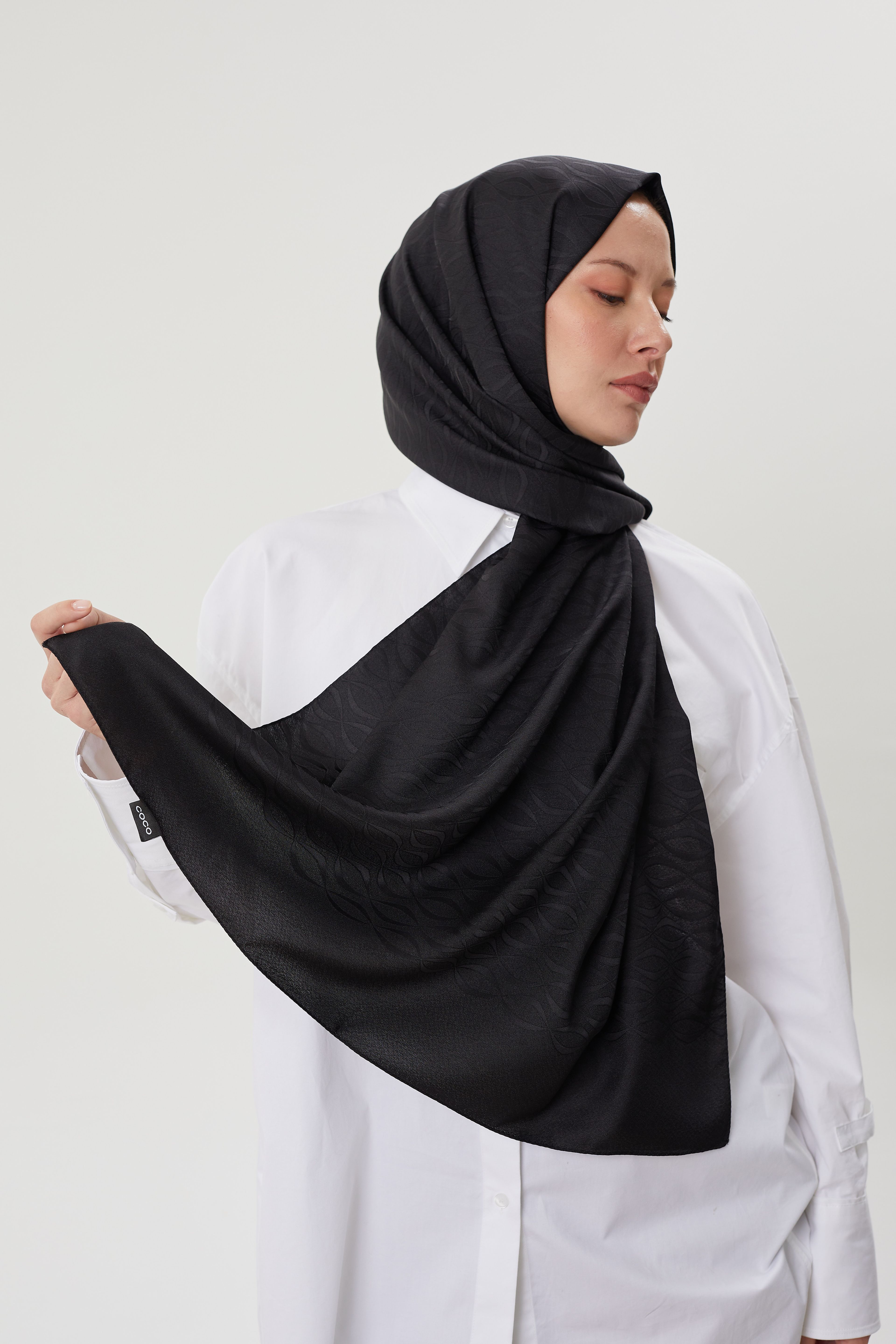 Siyah Shine Desen Jakar Şal	