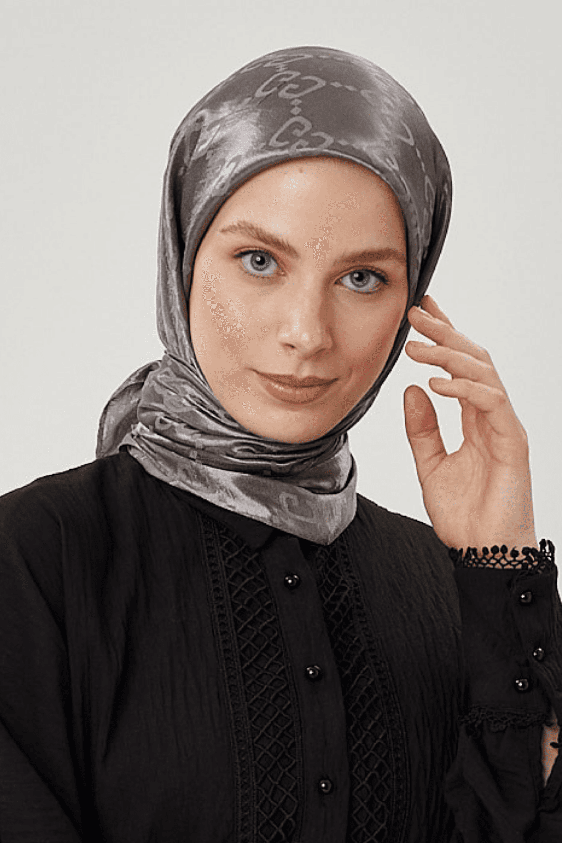Gri G Desen Parlak Jakar Eşarp