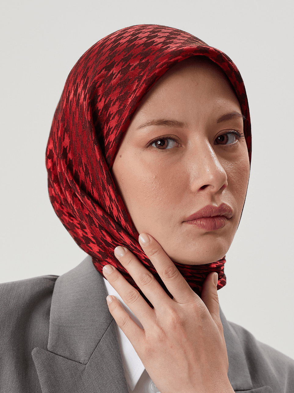 Kırmızı Kazayağı Desen Parlak Jakar Eşarp