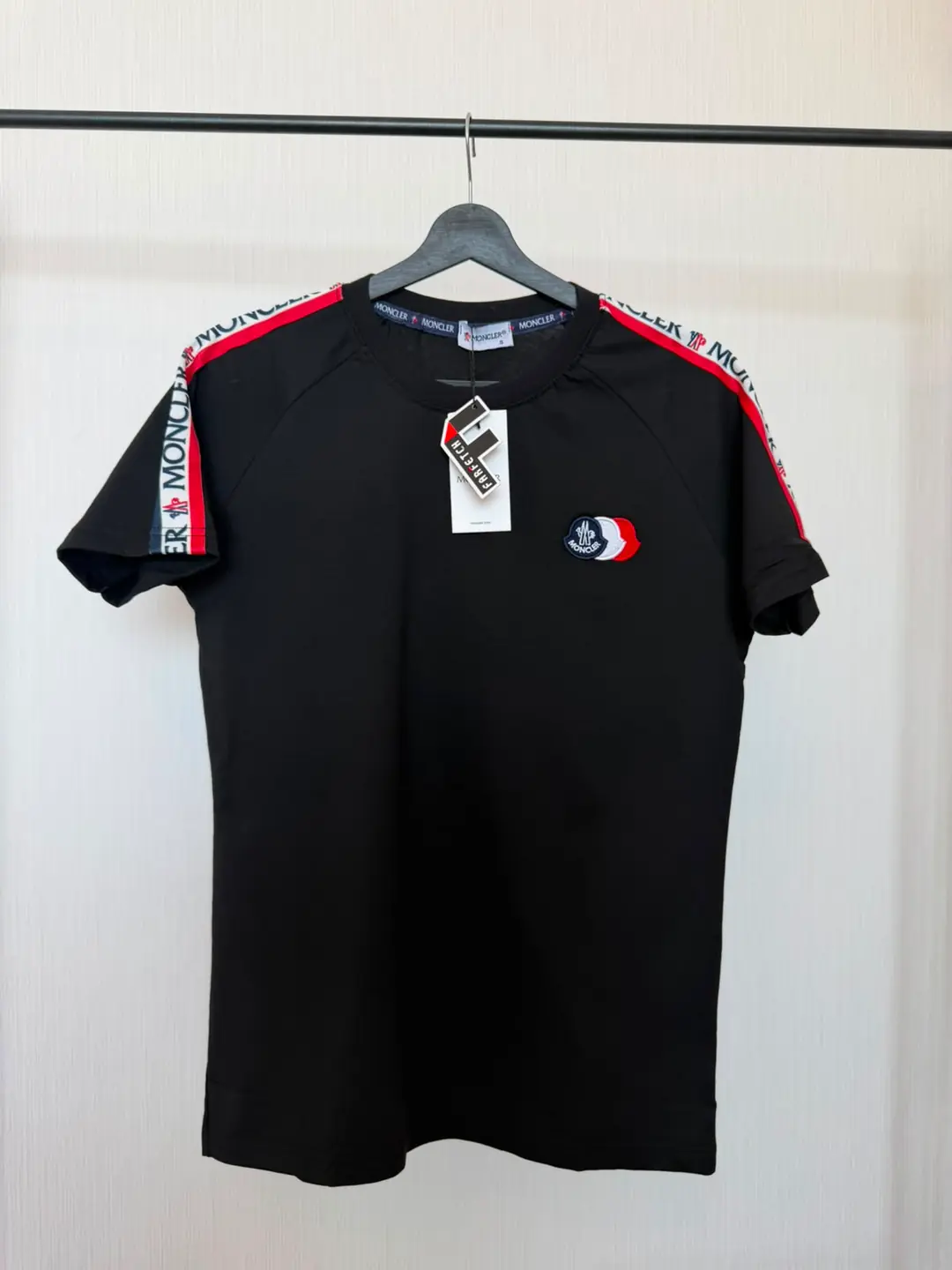 Moncler Raglan Kollu Siyah T-shirt - Kırmızı Şerit Detaylı