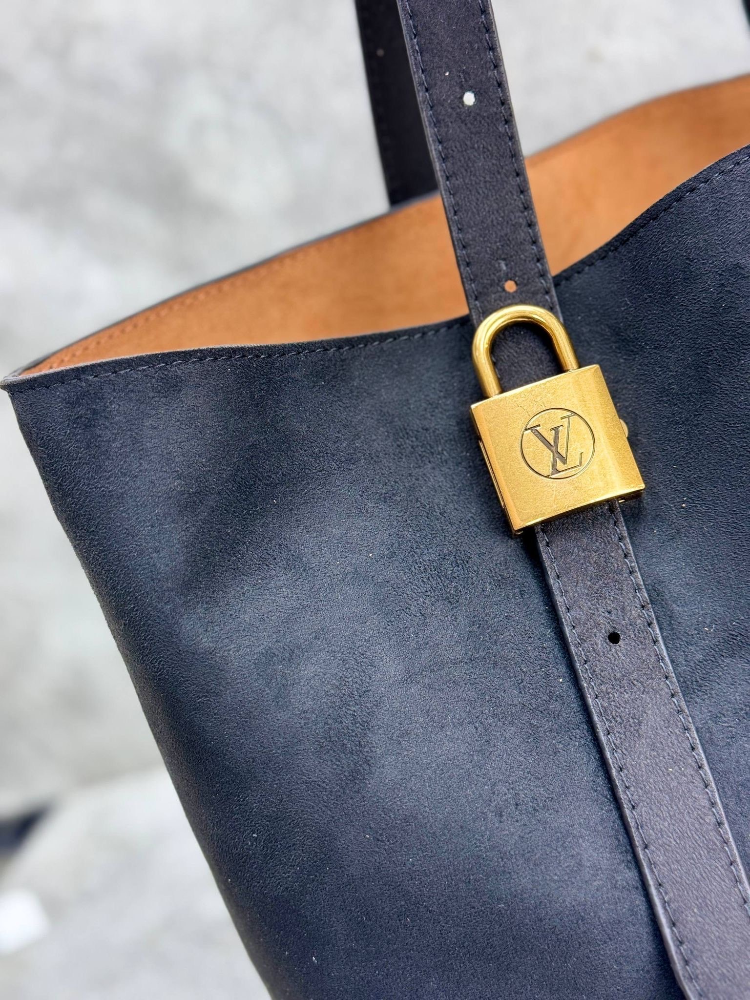 LV Low Key Cabas MM Suet 39 x 32 cm