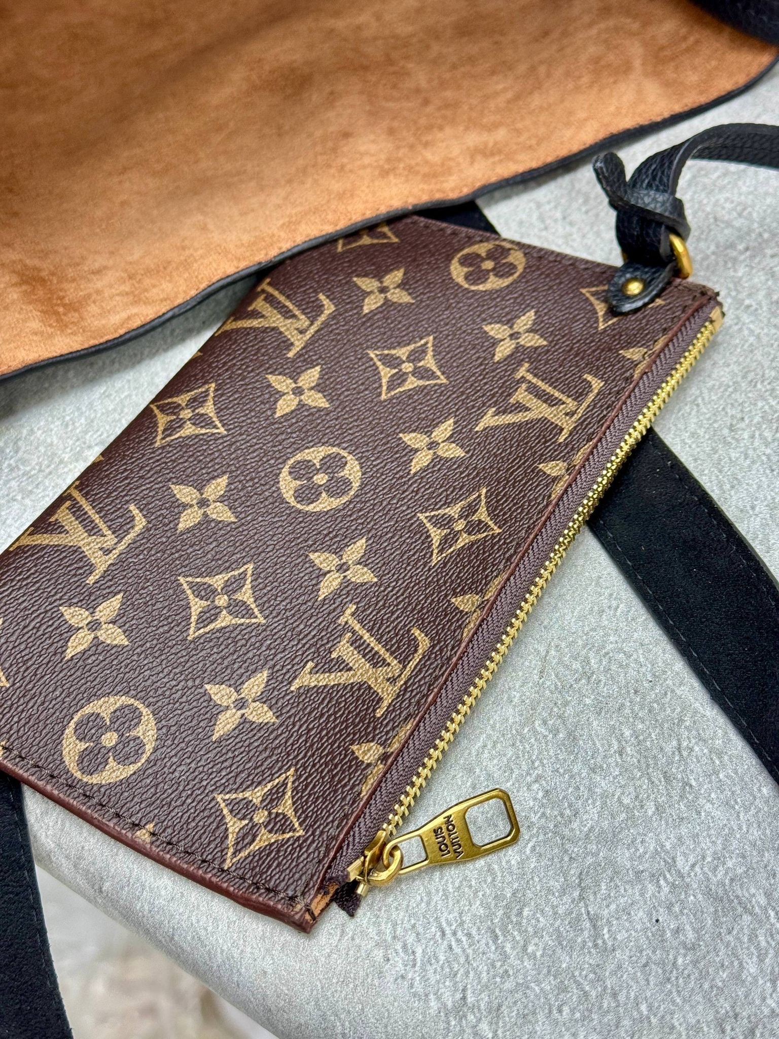 LV Low Key Cabas MM Suet 39 x 32 cm