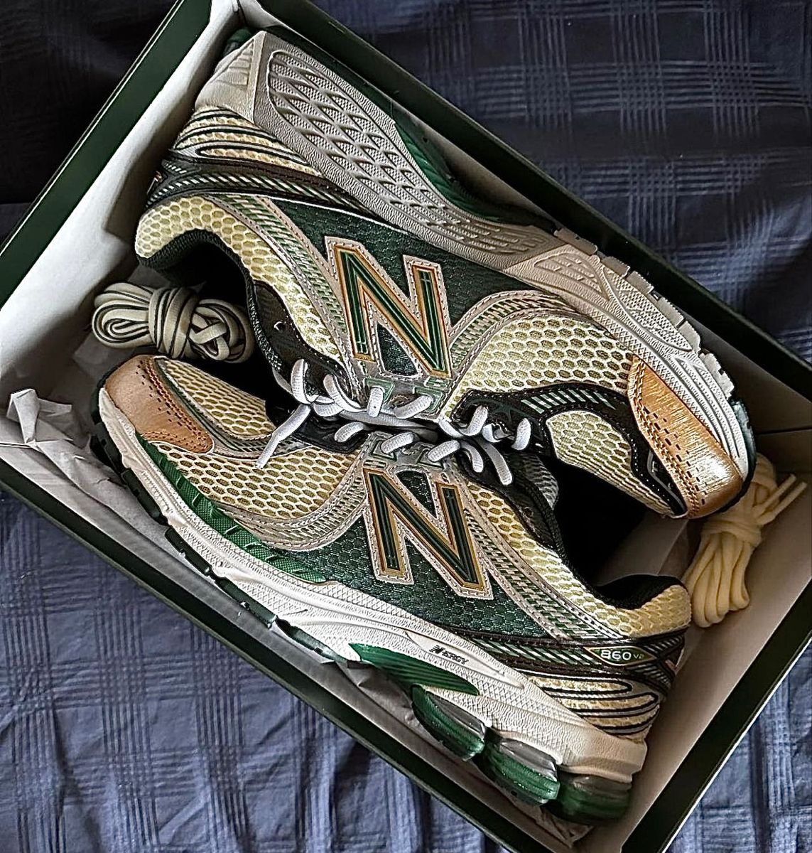 New Balance 860 v2 GREEN