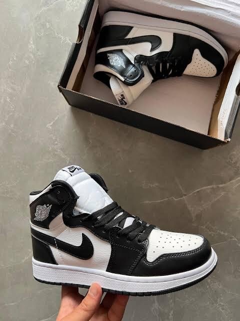 Air Jordan 1 “Black/White” 