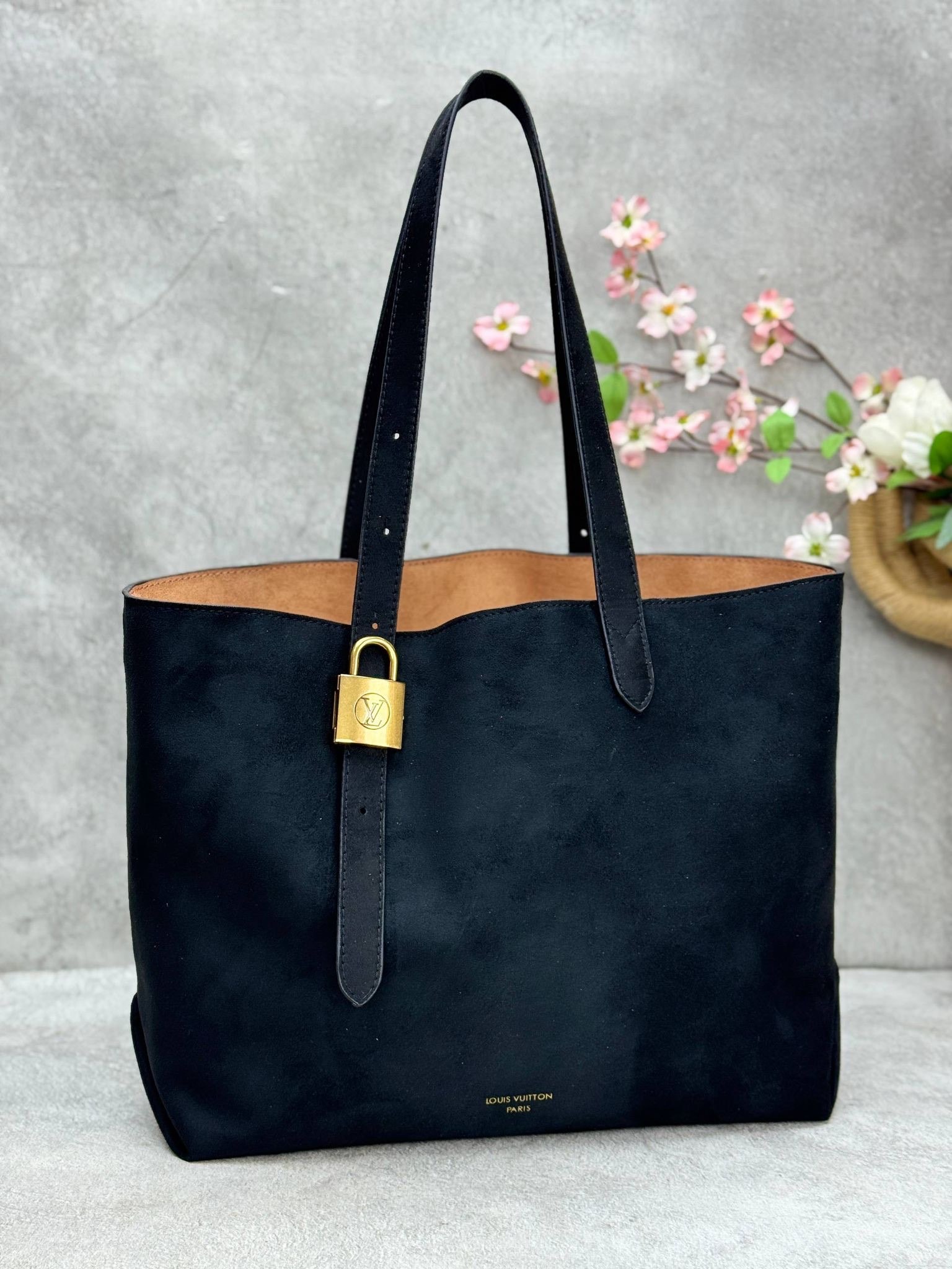 LV Low Key Cabas MM Suet 39 x 32 cm
