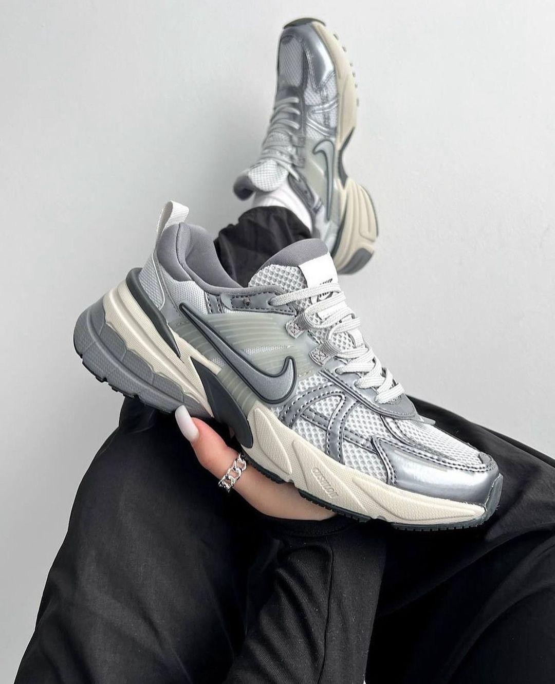 Nike V2K Run Metalik Gri