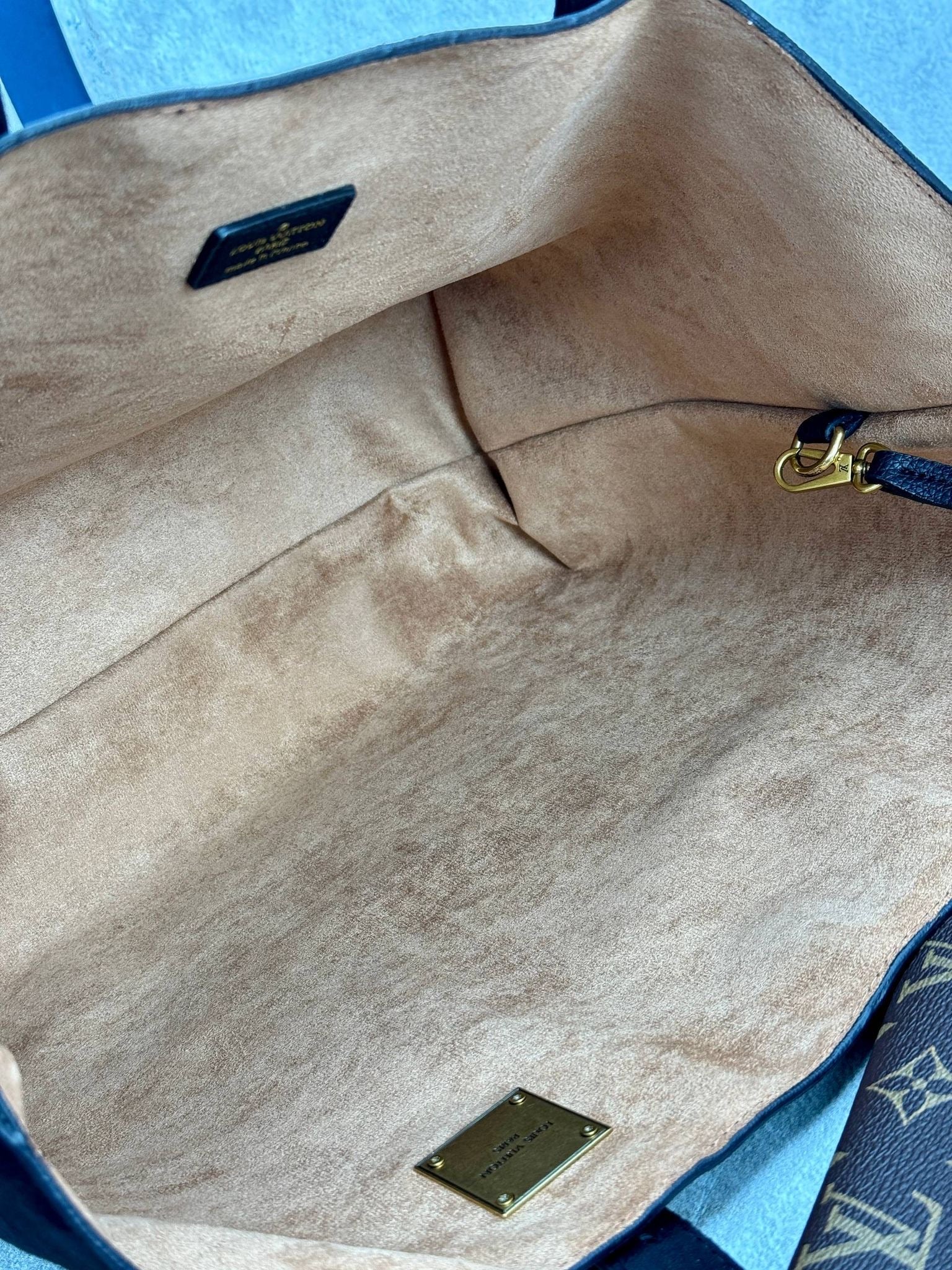 LV Low Key Cabas MM Suet 39 x 32 cm