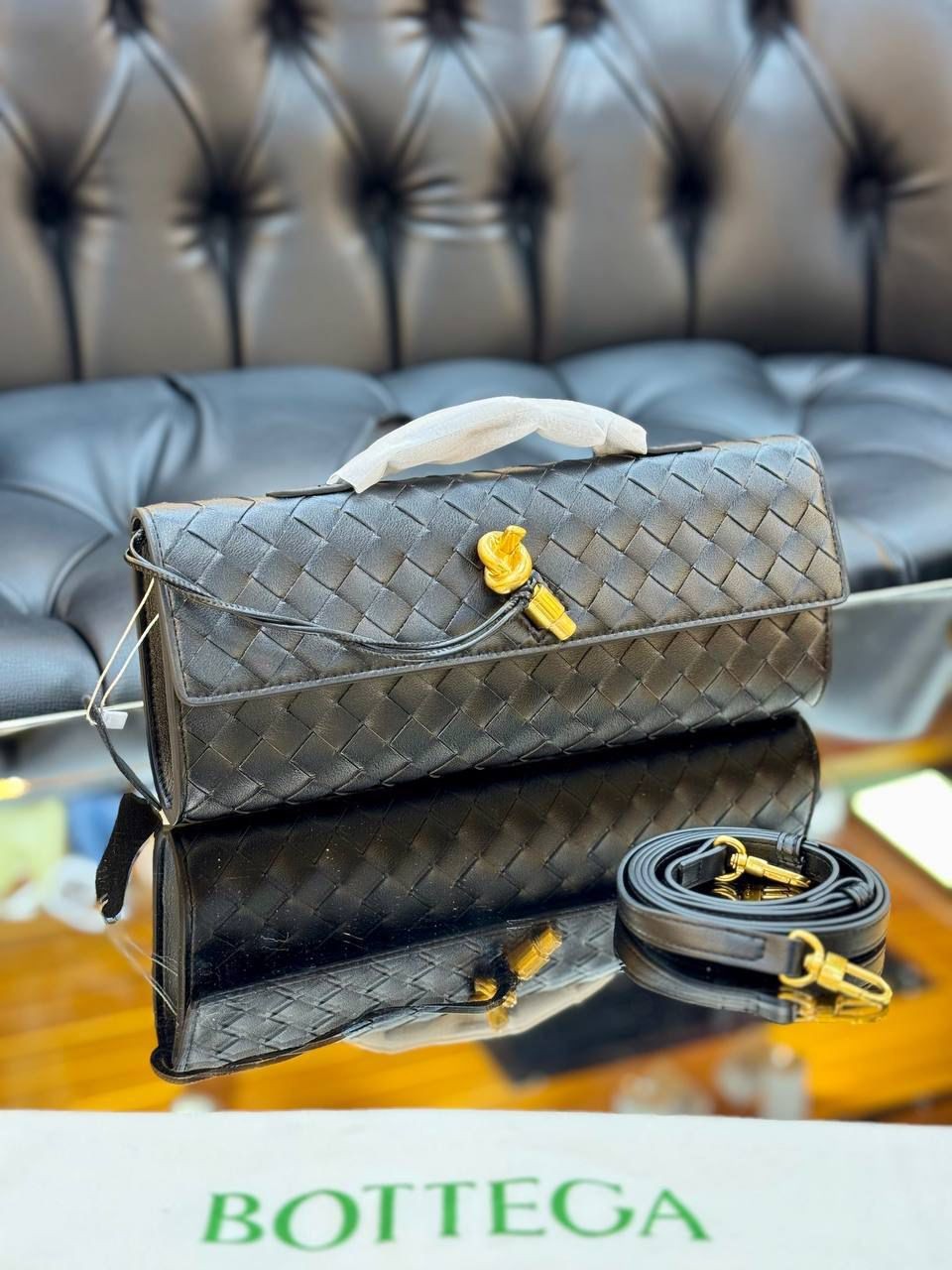 Bottega Veneta Andiamo Clutch ( Premium )