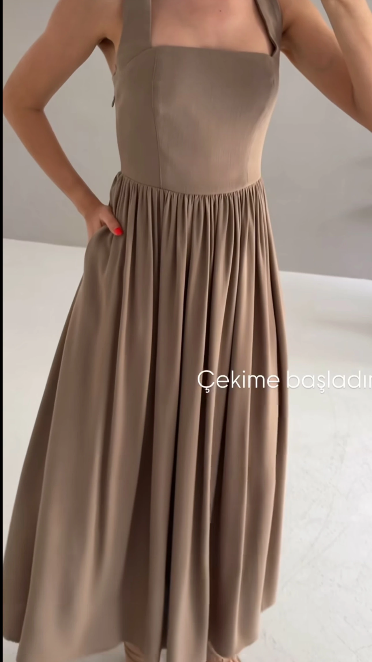 Boyundan Kalın Askılı Sırt Detaylı Keten Elbise 