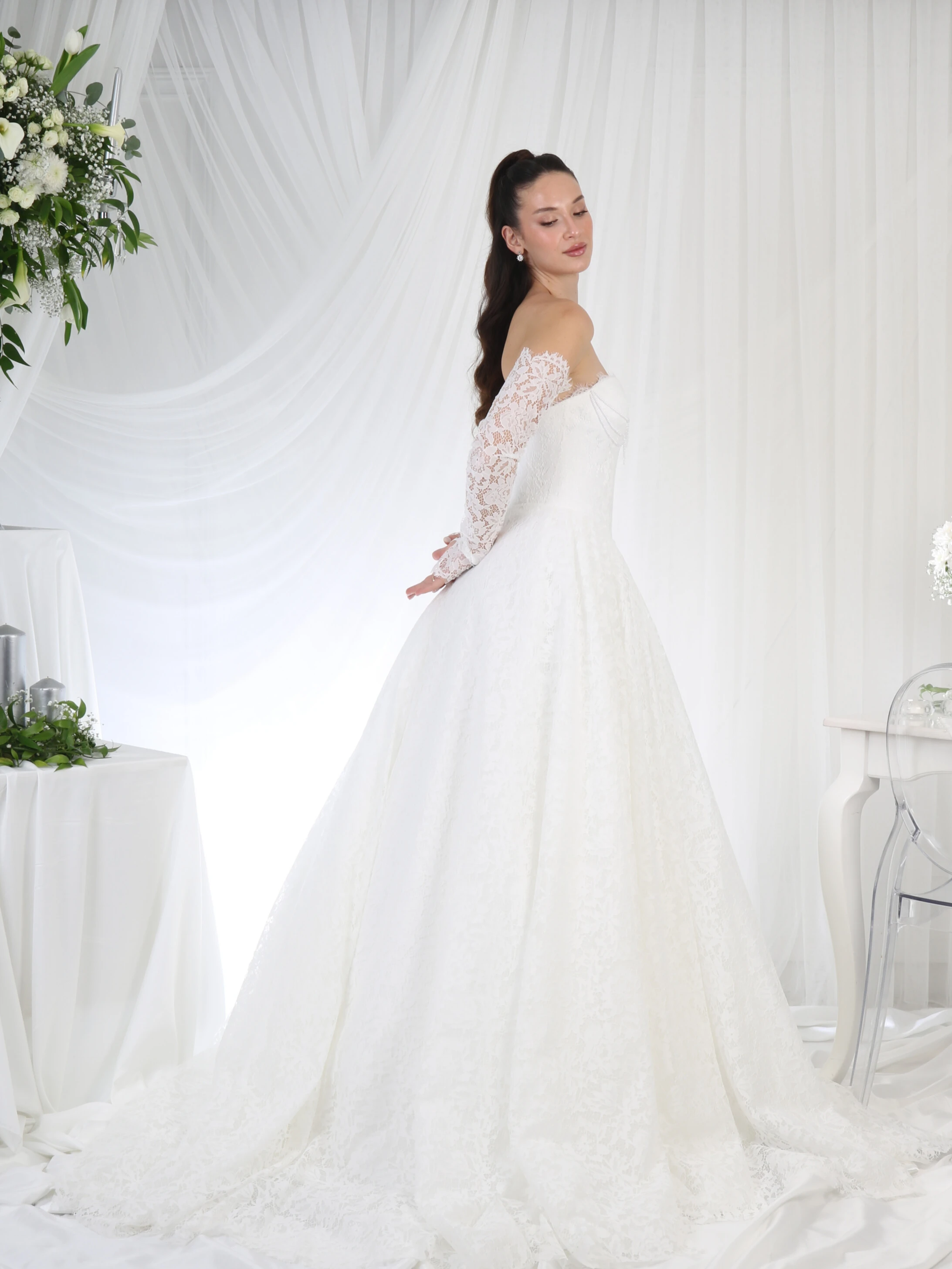 Courageous Chic Dantel Gelinlik 