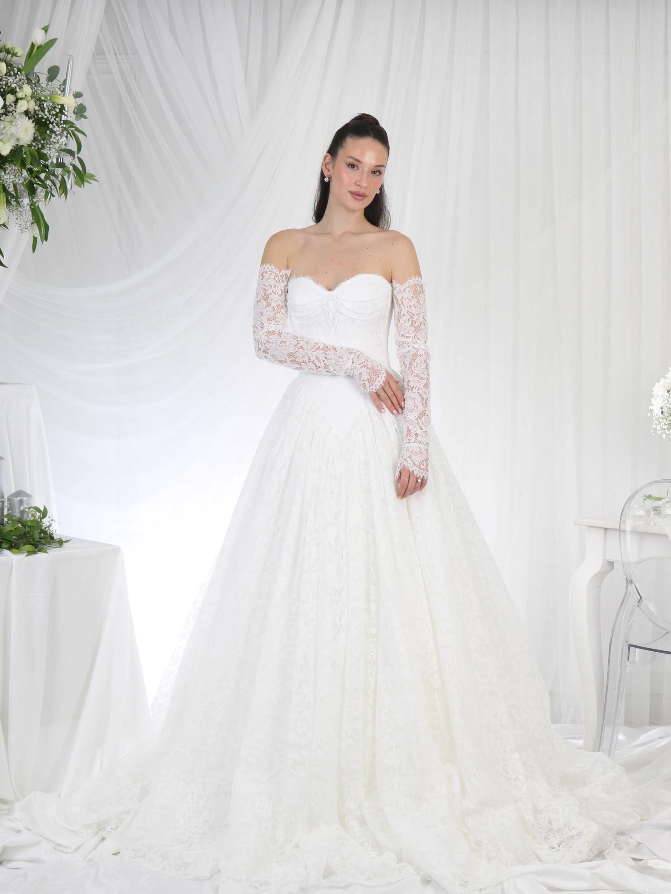 Courageous Chic Dantel Gelinlik 