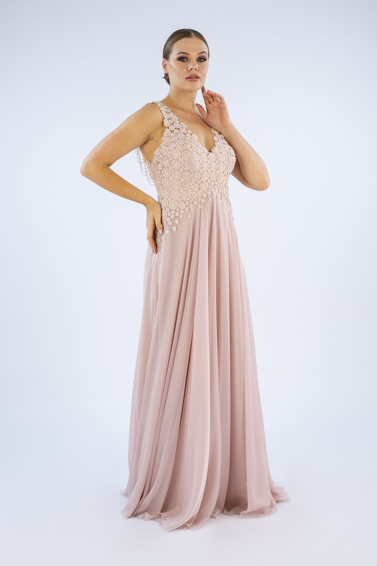 Assured Sophistication Dantel Nişan Elbisesi