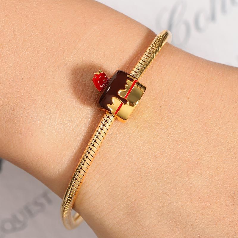 Çilek Süslemeli Çikolatalı Pasta Charm, 18K Altın Kaplama 925 Ayar Gümüş