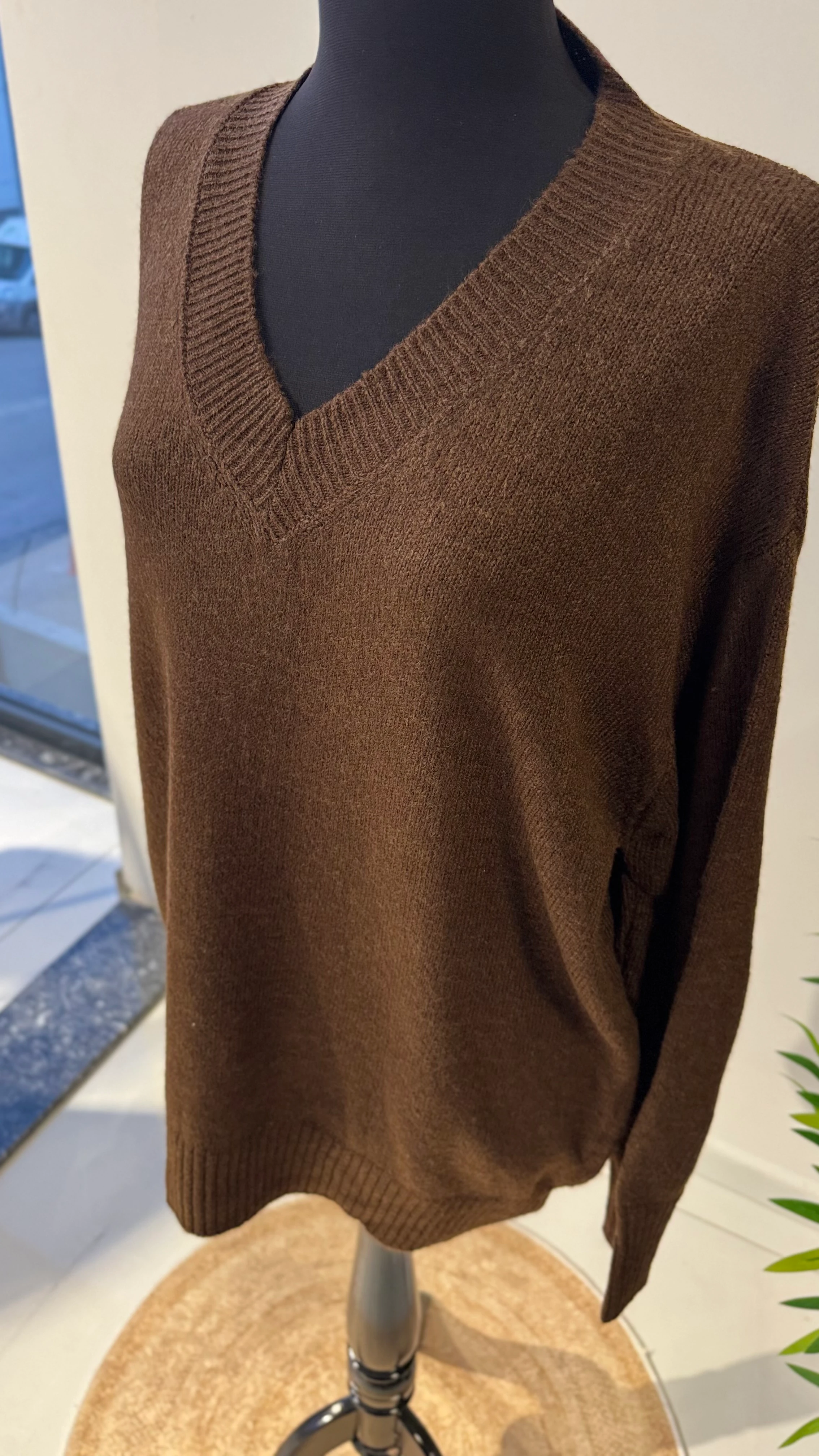 V Yaka rahat kalıp yumuşak dokulu kazak - Kahverengi