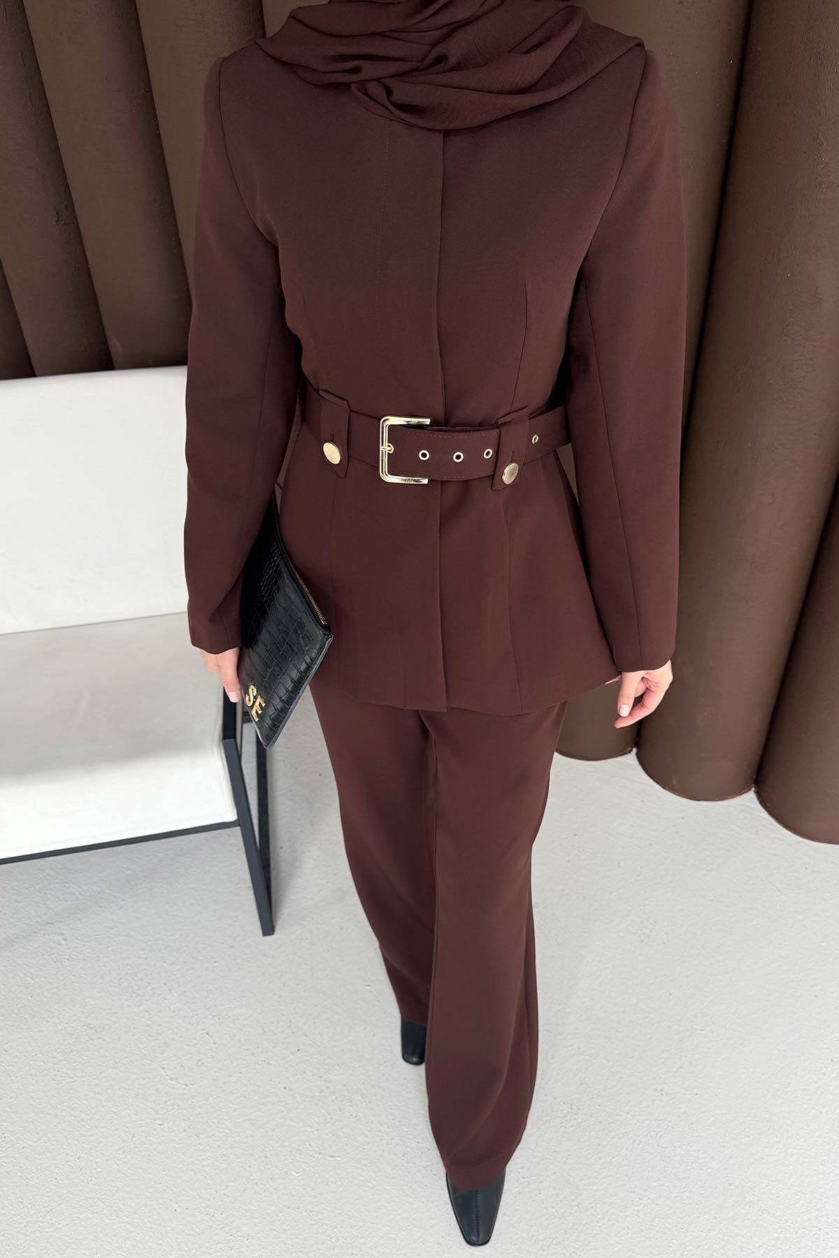 Melike Tatar - Kemerli Ceketli Pantolonlu Takım - Kahverengi