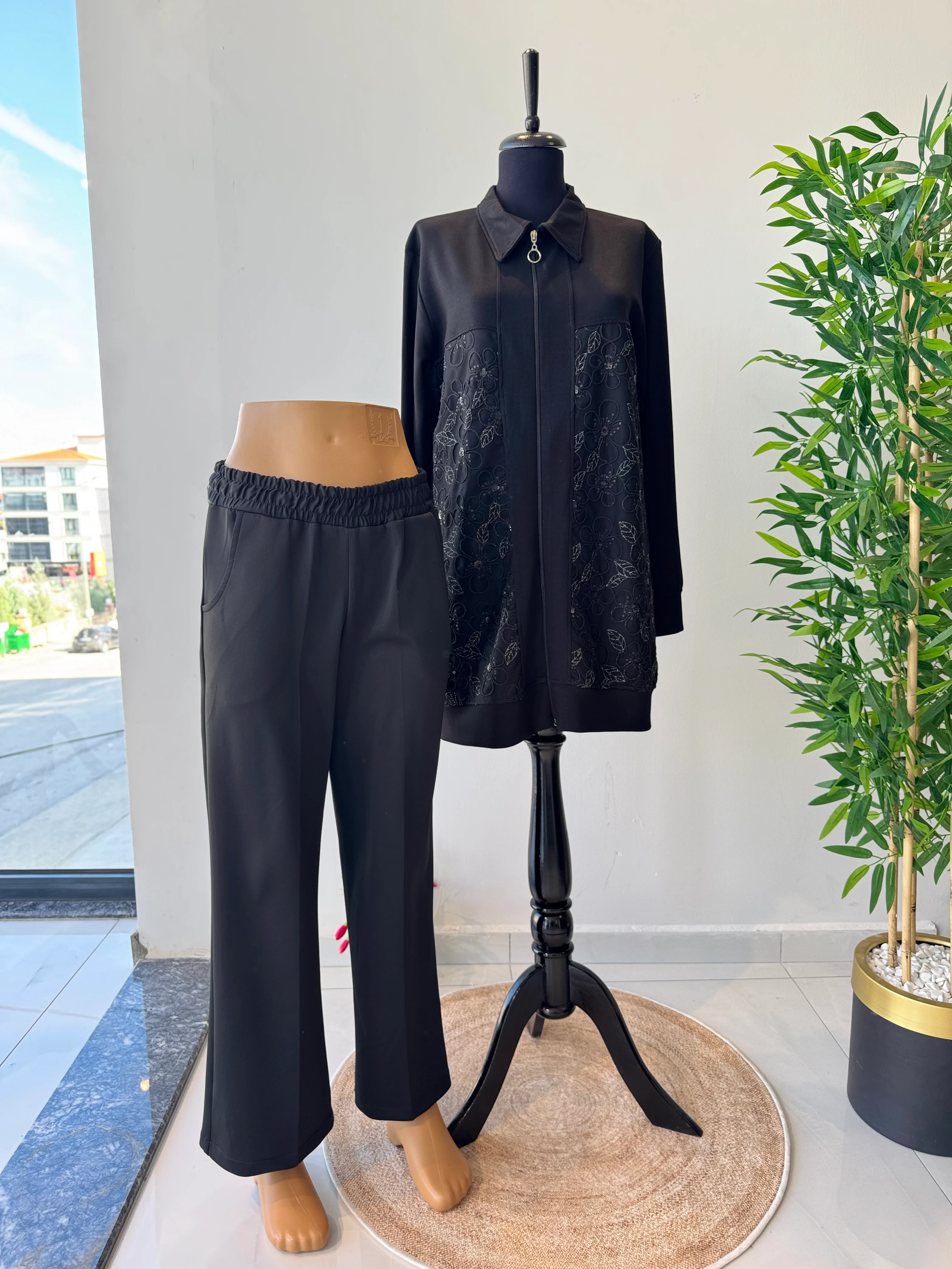 Önü Dantelli Pantolonlu Takım - Siyah