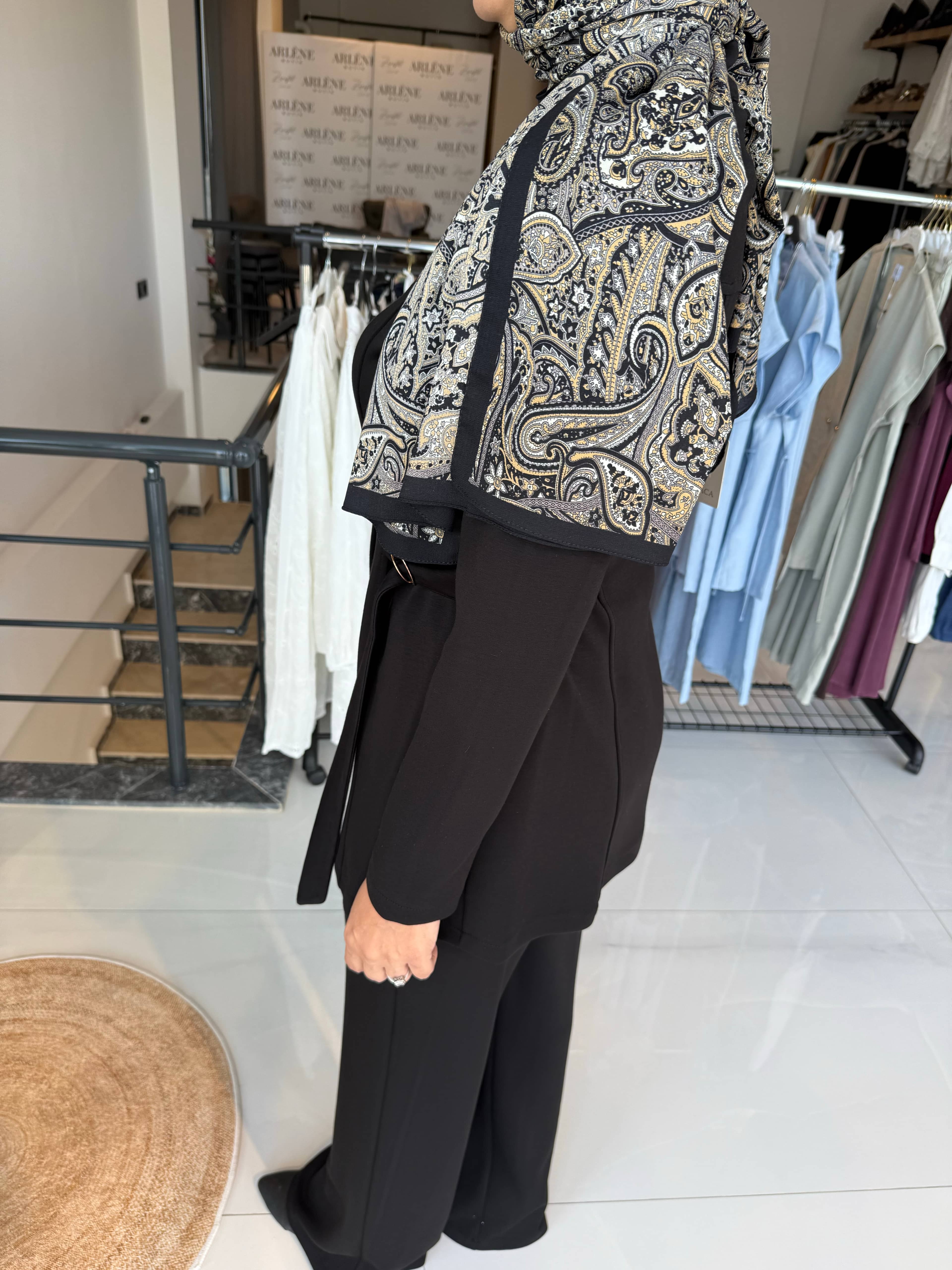 Çıtçıtlı Yan Kemer Detaylı Siyah Pantolonlu Takım