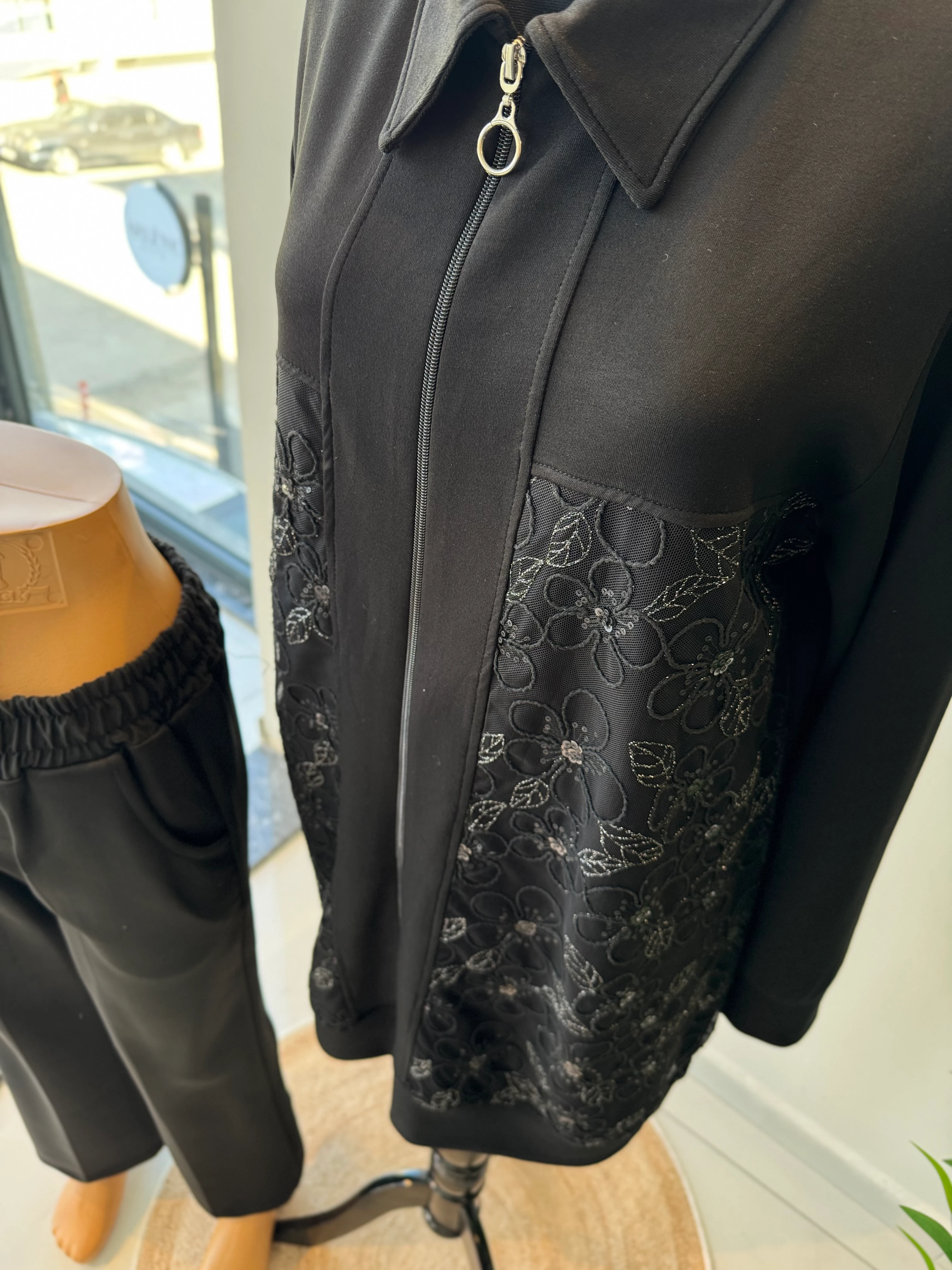 Önü Dantelli Pantolonlu Takım - Siyah