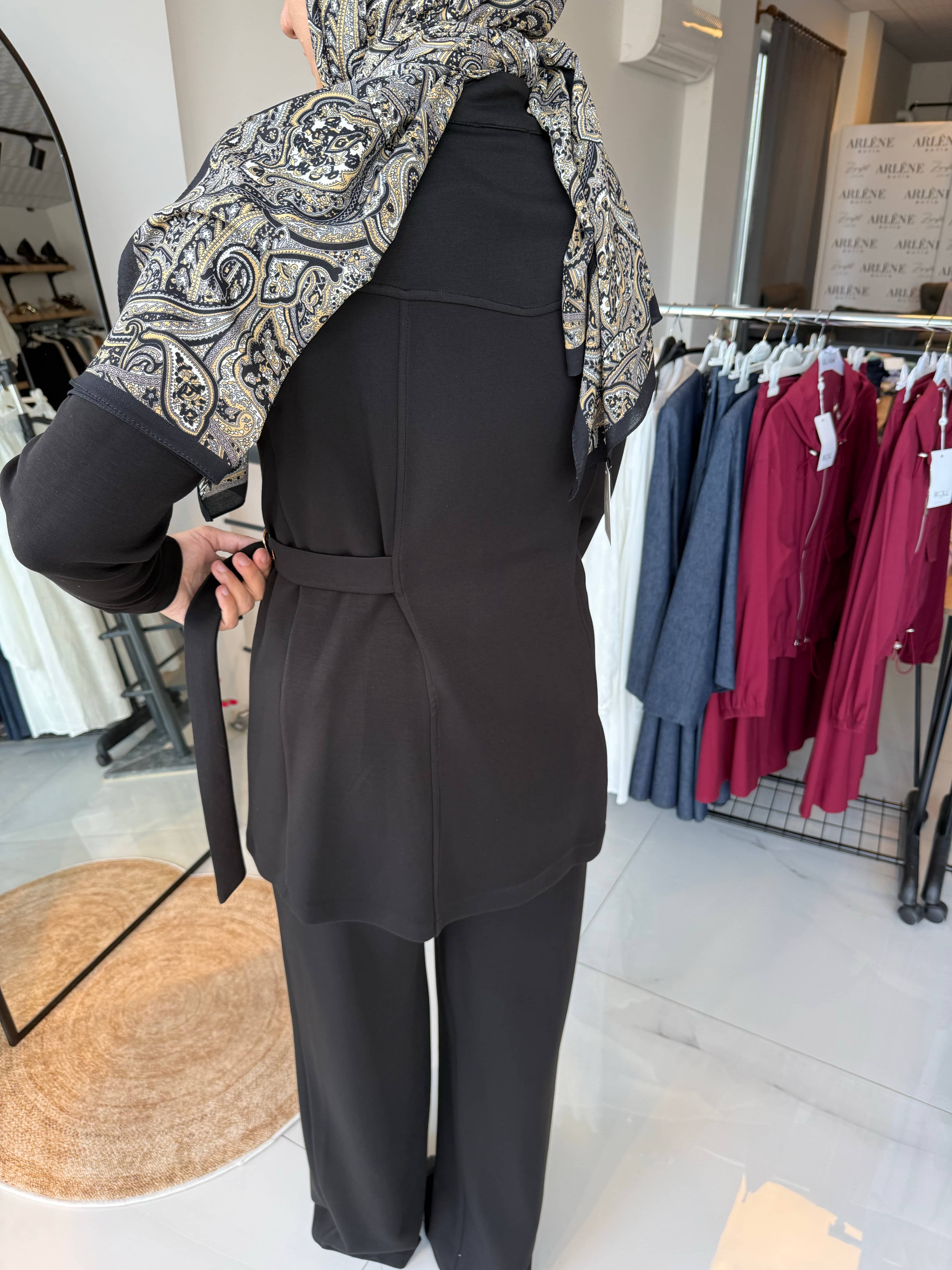 Çıtçıtlı Yan Kemer Detaylı Siyah Pantolonlu Takım