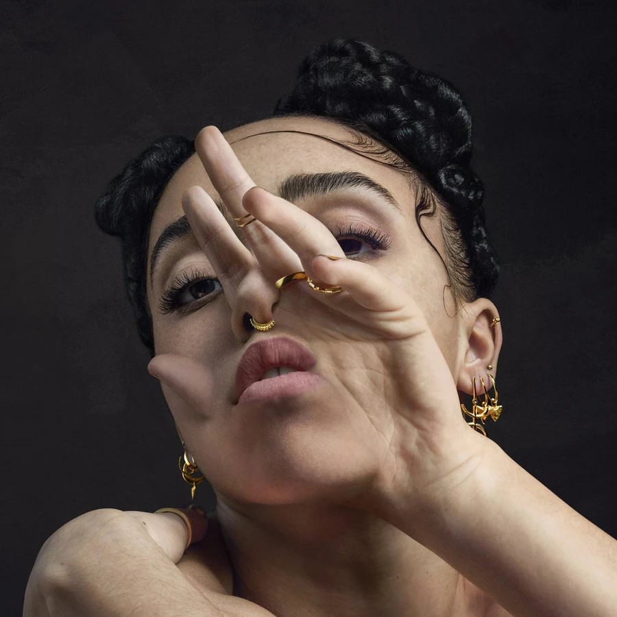 FKA Twigs - M3LL155X  Dışındaki plastik kılıfı taşıma sırasında zarar görmüş ürün, plakta sorun yoktur. Sıfır üründür.