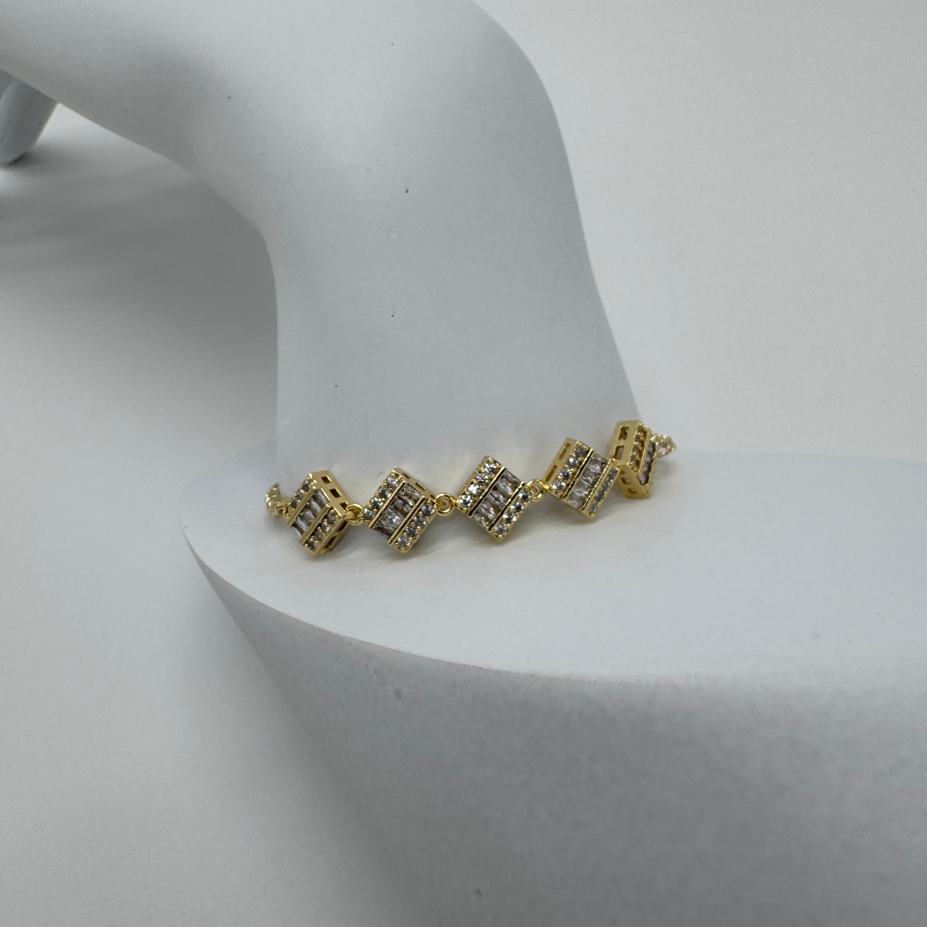 Özel Seri Gold Kare Taşlı Detay Su Yolu Bileklik - Gold
