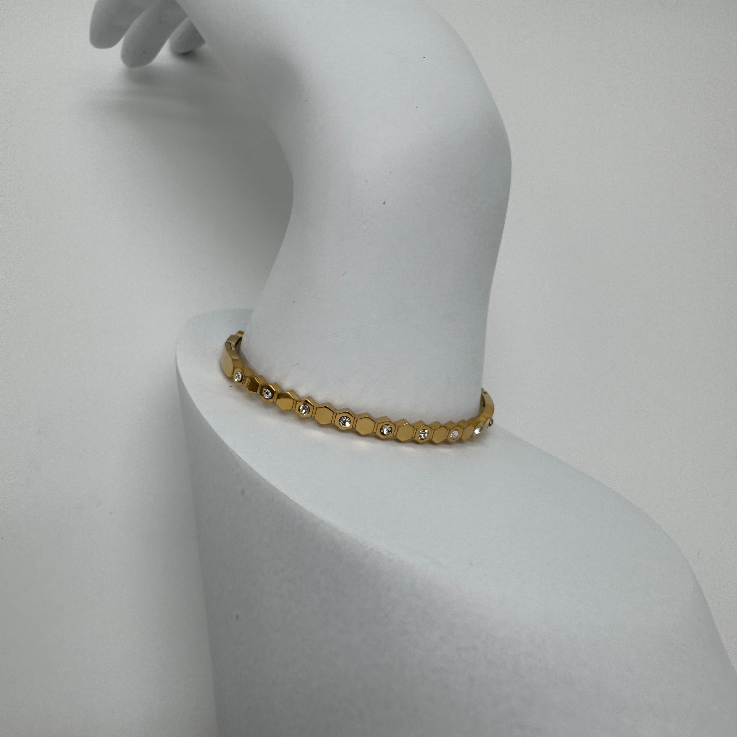 Özel Seri Gold Altıgen Taşlı Detay Kelepçe Bileklik 15 Cm - Gold