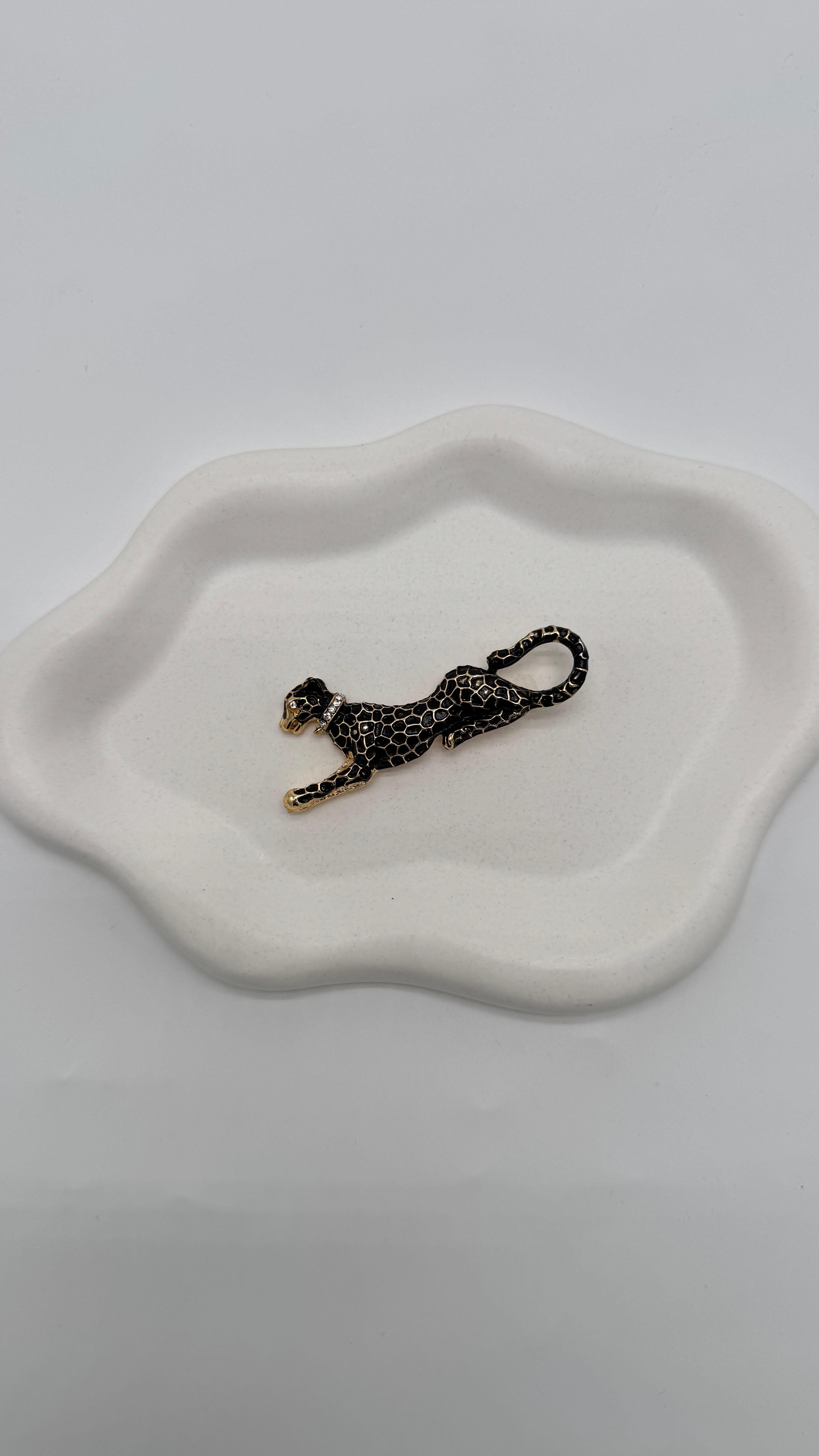 Siyah Gold Detay Leopar Broş