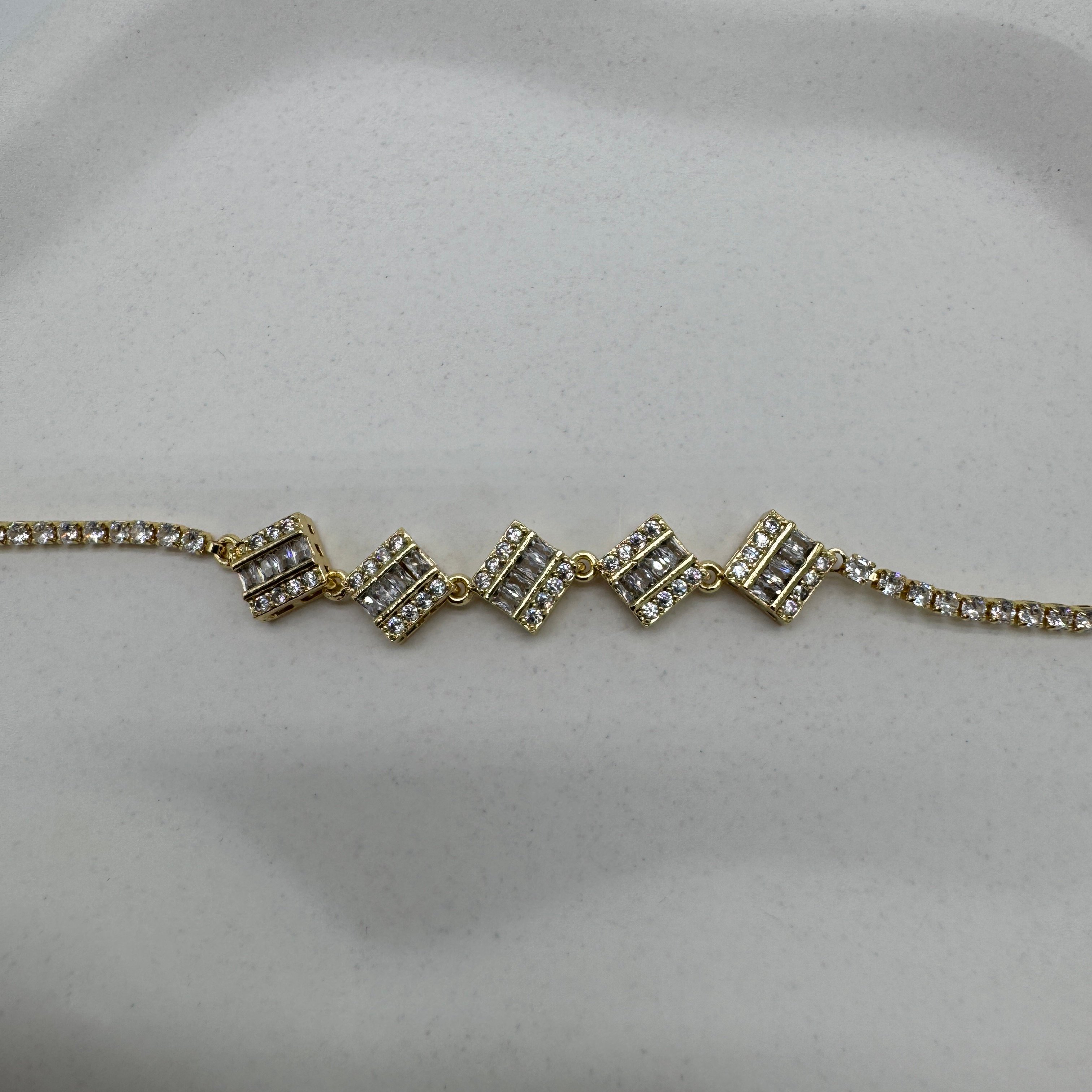 Özel Seri Gold Kare Taşlı Detay Su Yolu Bileklik - Gold