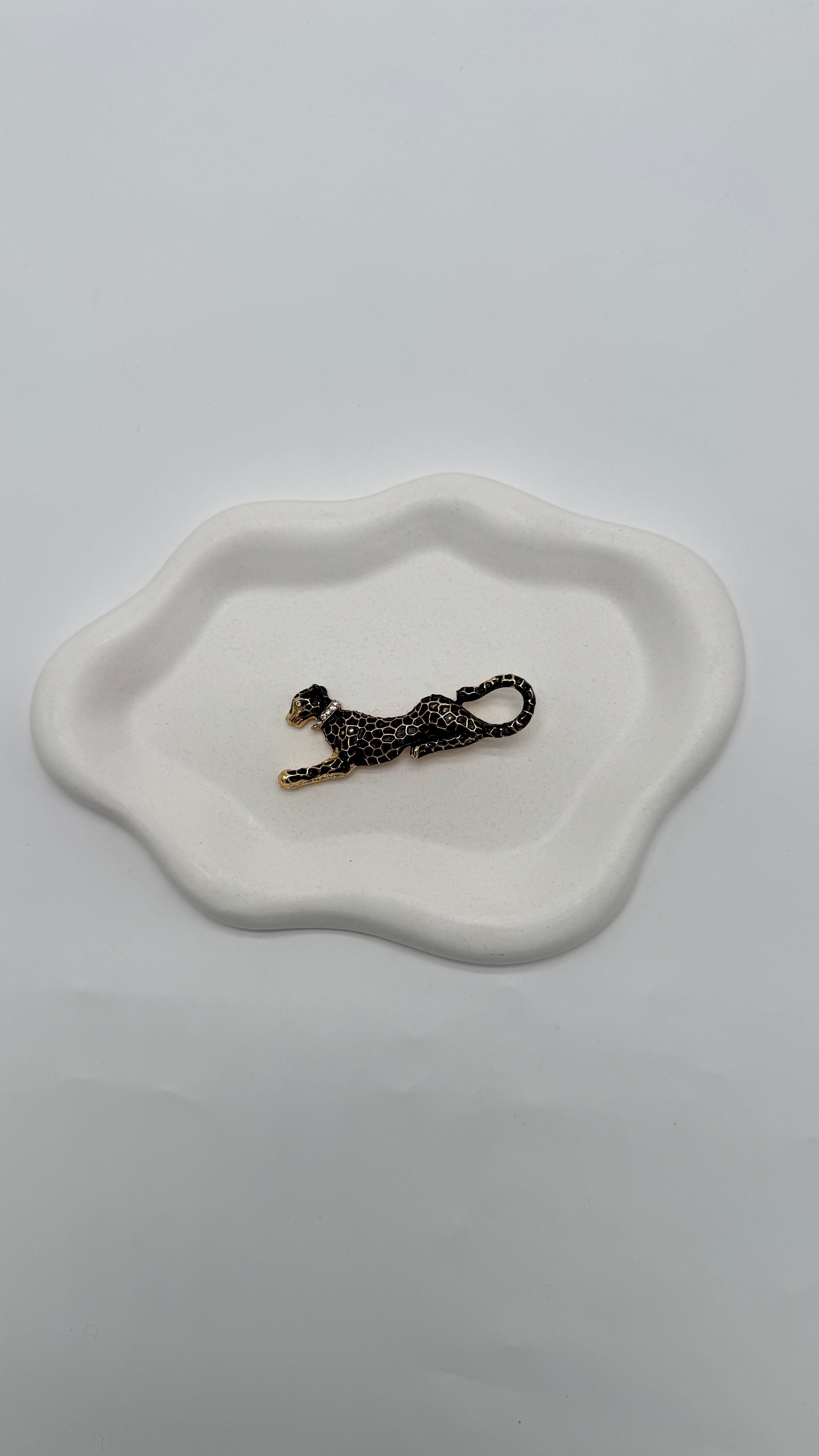 Siyah Gold Detay Leopar Broş