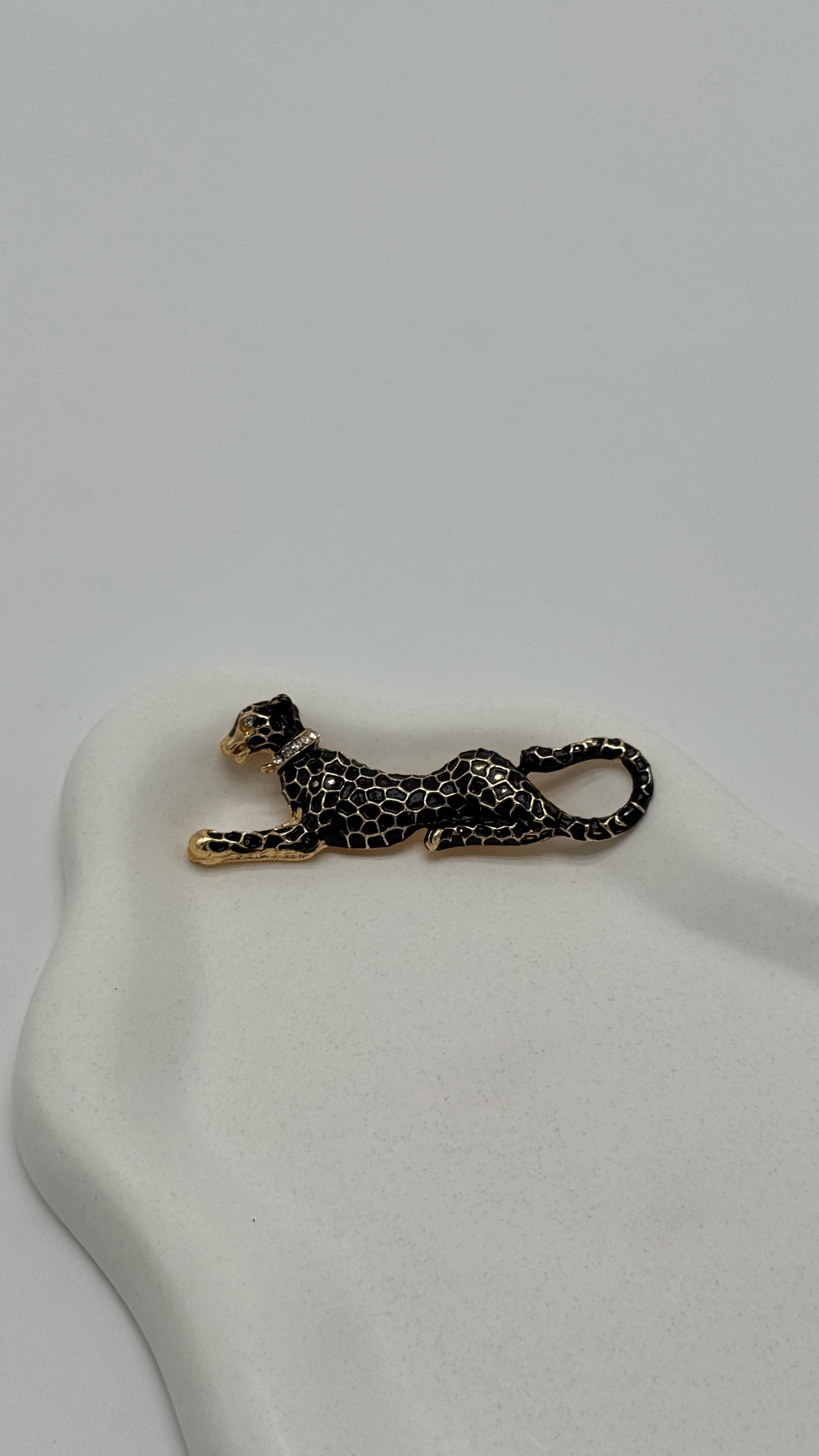 Siyah Gold Detay Leopar Broş