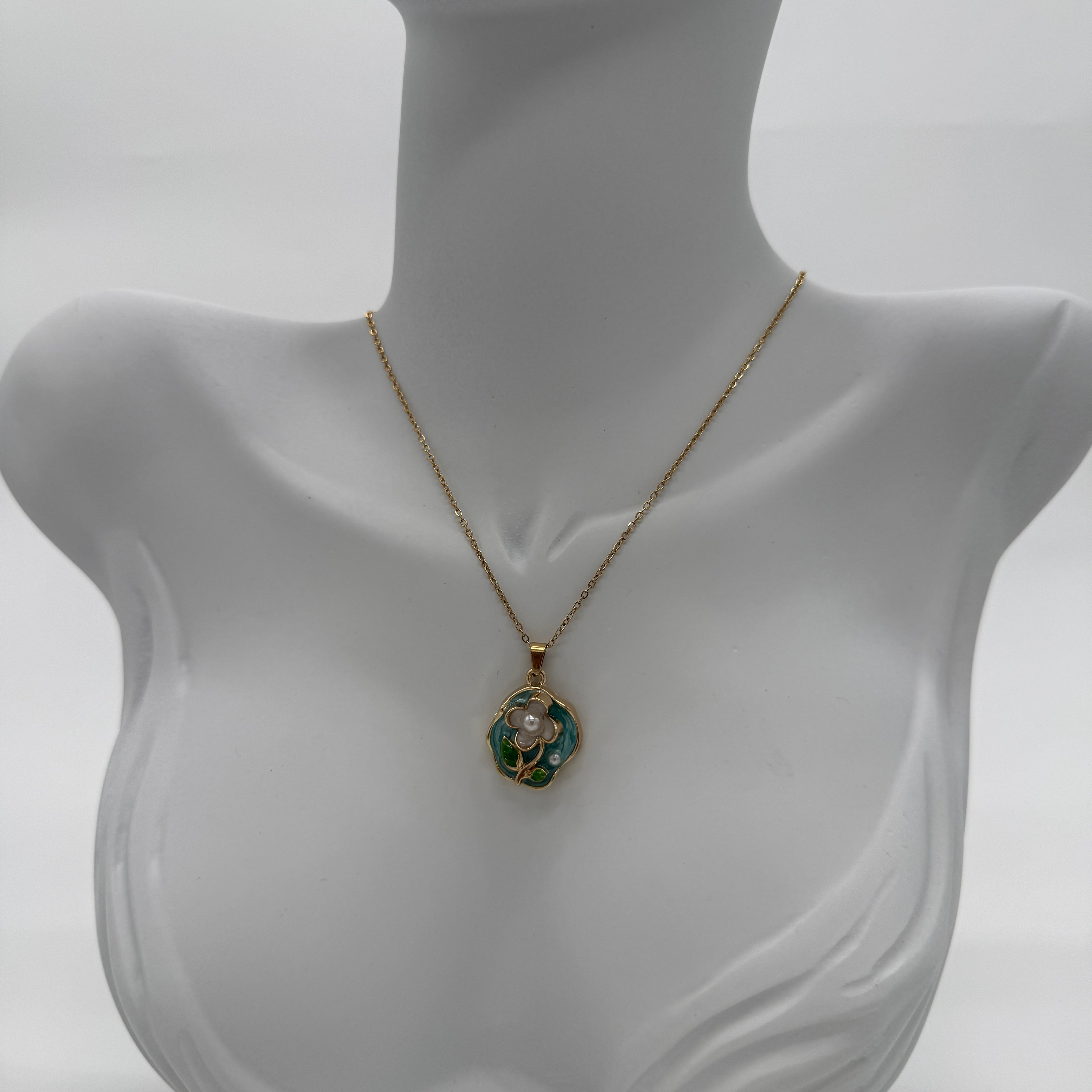 Çelik Vintage Sanat Kolye Serisi: Asimeetrik Model Çiçek Detay - Gold