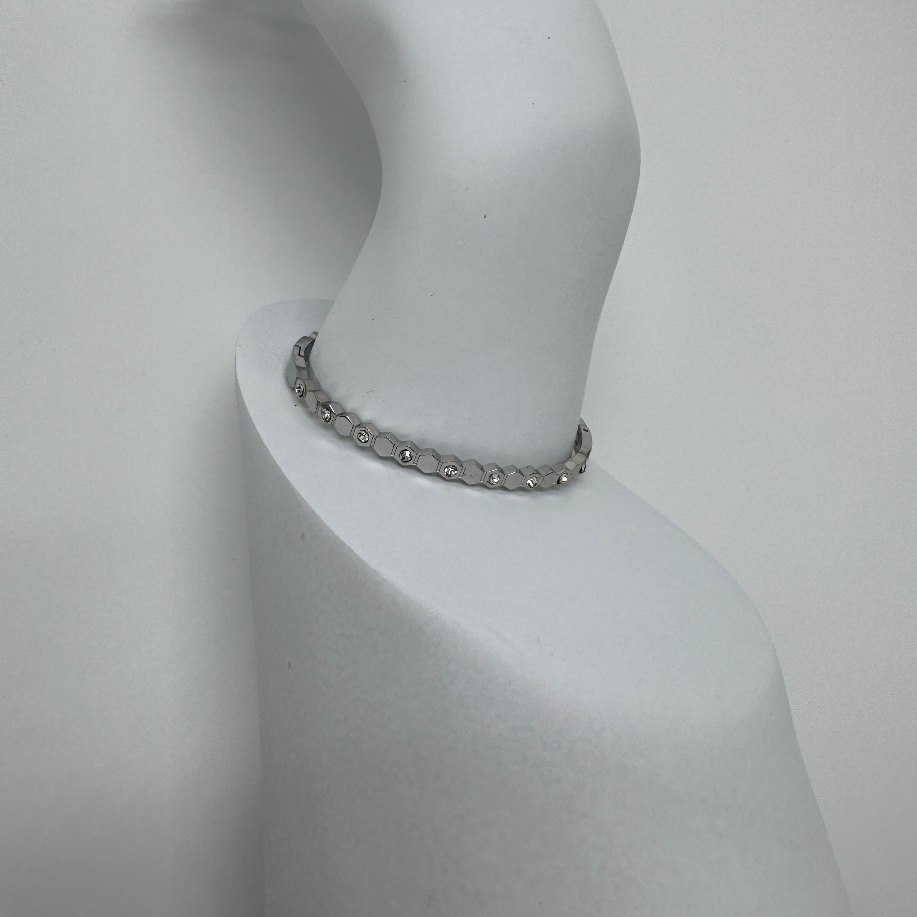 Özel Seri Silver Altıgen Taşlı Detay Kelepçe Bileklik 15 Cm - Silver