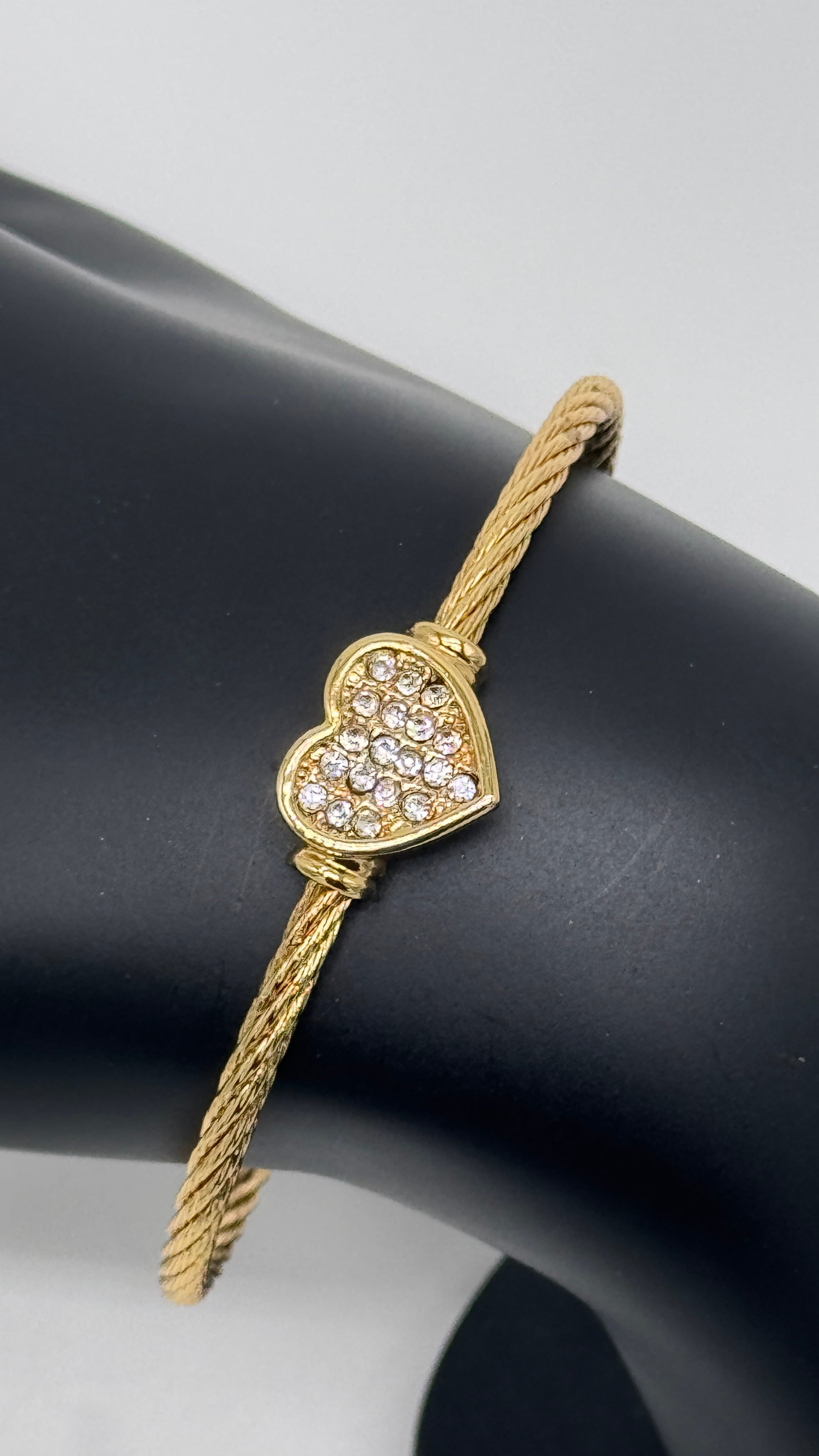 Özel Seri Çelik Kalp Detay Taşlı  Kelepçe Bilezik - Gold