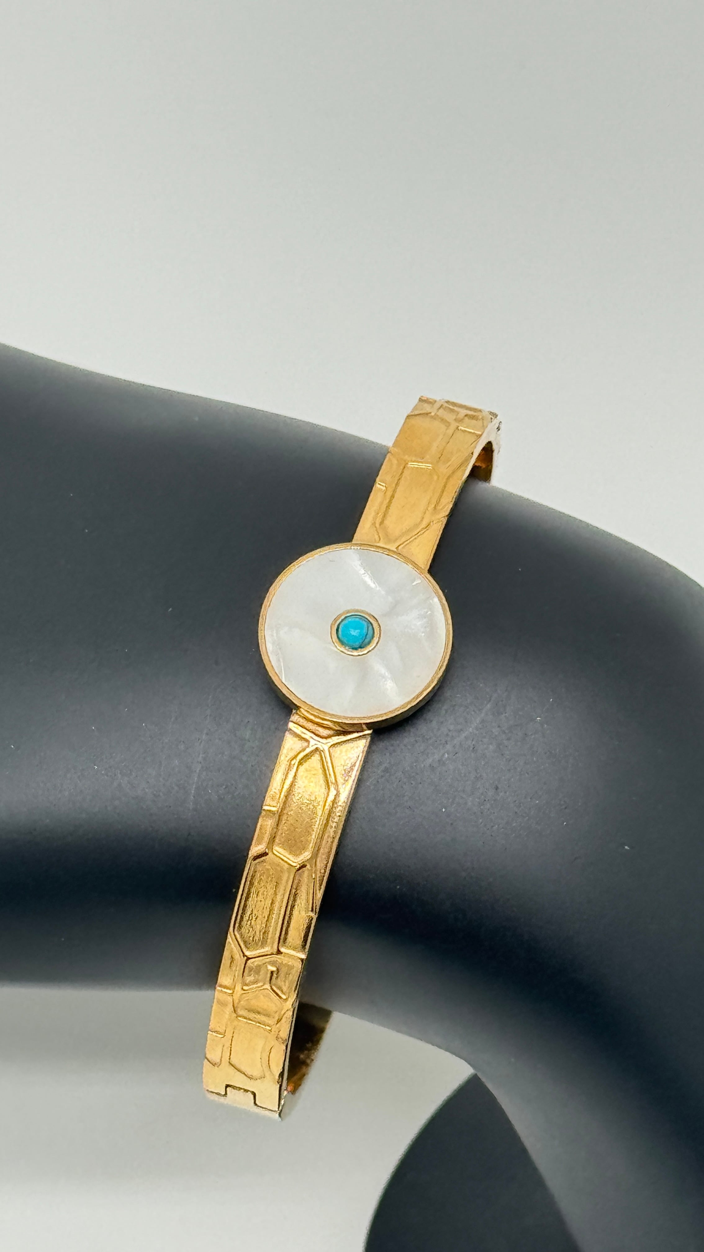 Özel Seri Çelik Vintage Beyaz Taş Detay Kelepçe Bilezik - Gold