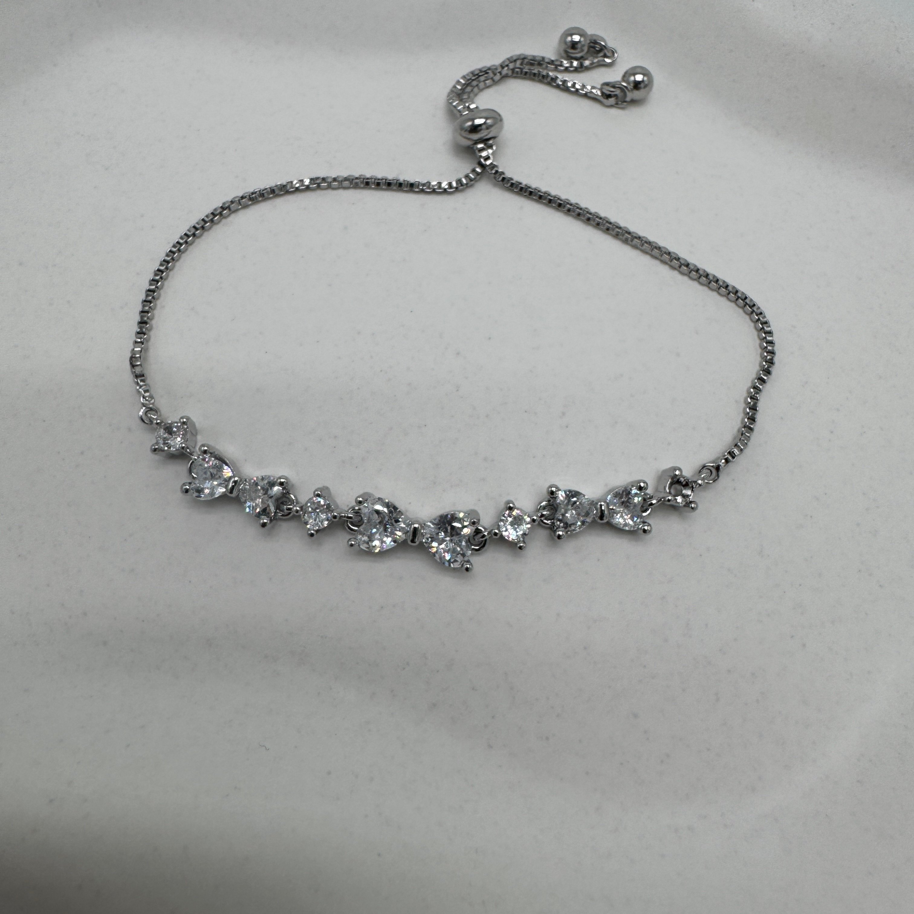 Özel Seri Silver Kalp Detaylı Taşlı Bileklik - Silver