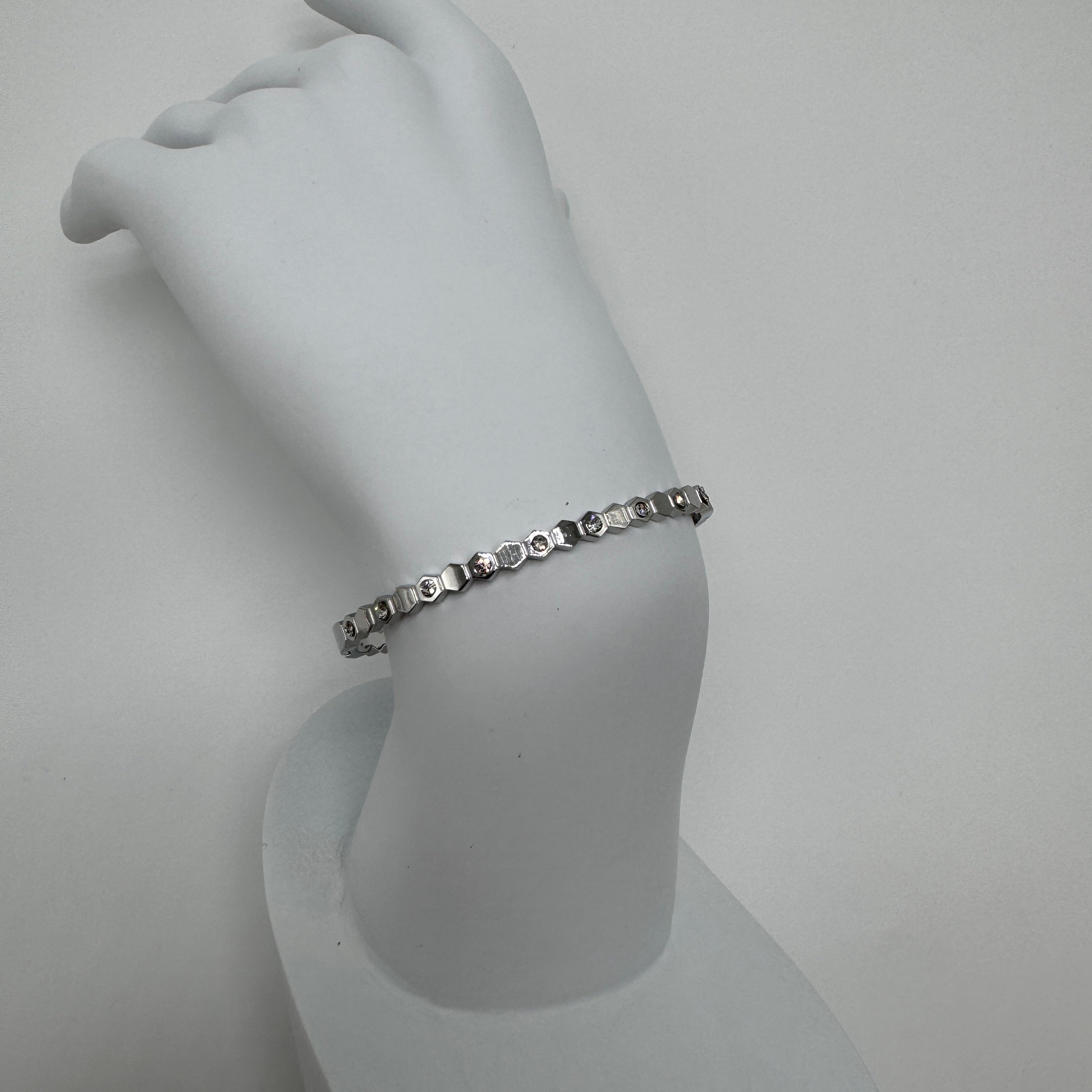 Özel Seri Silver Altıgen Taşlı Detay Kelepçe Bileklik 15 Cm - Silver