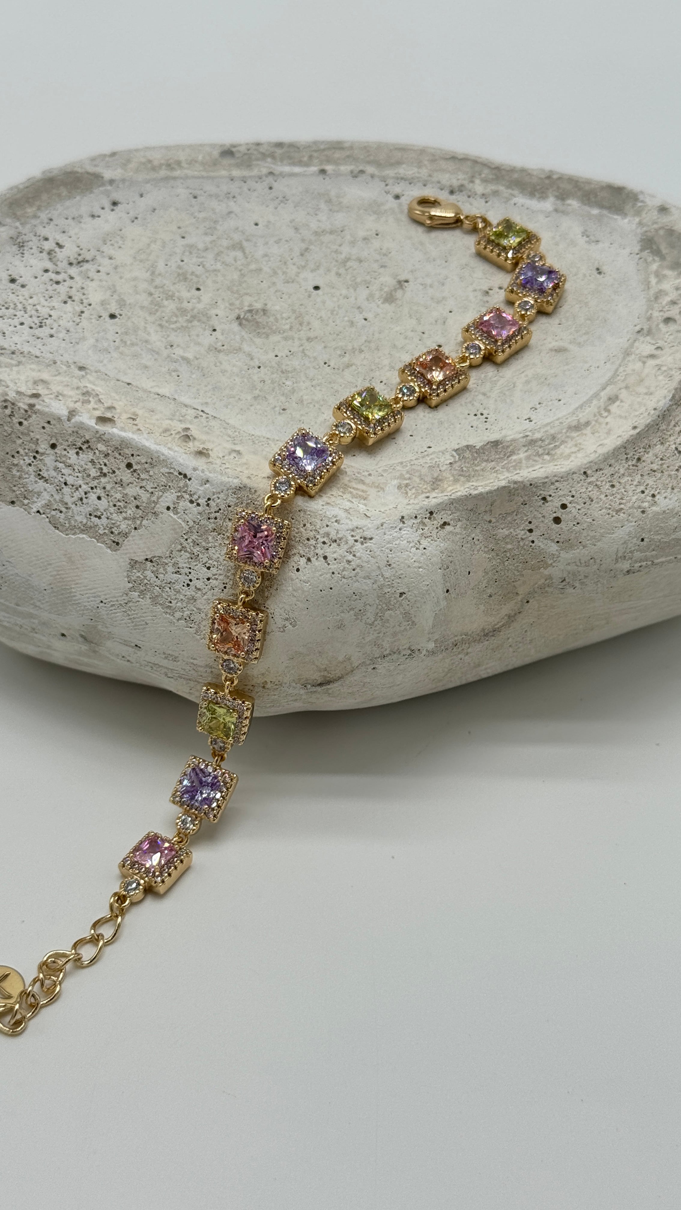 Özel Seri 14K Altın Kaplama Aurora Renkli Taşlı Kare Kesim Bileklik - Gold