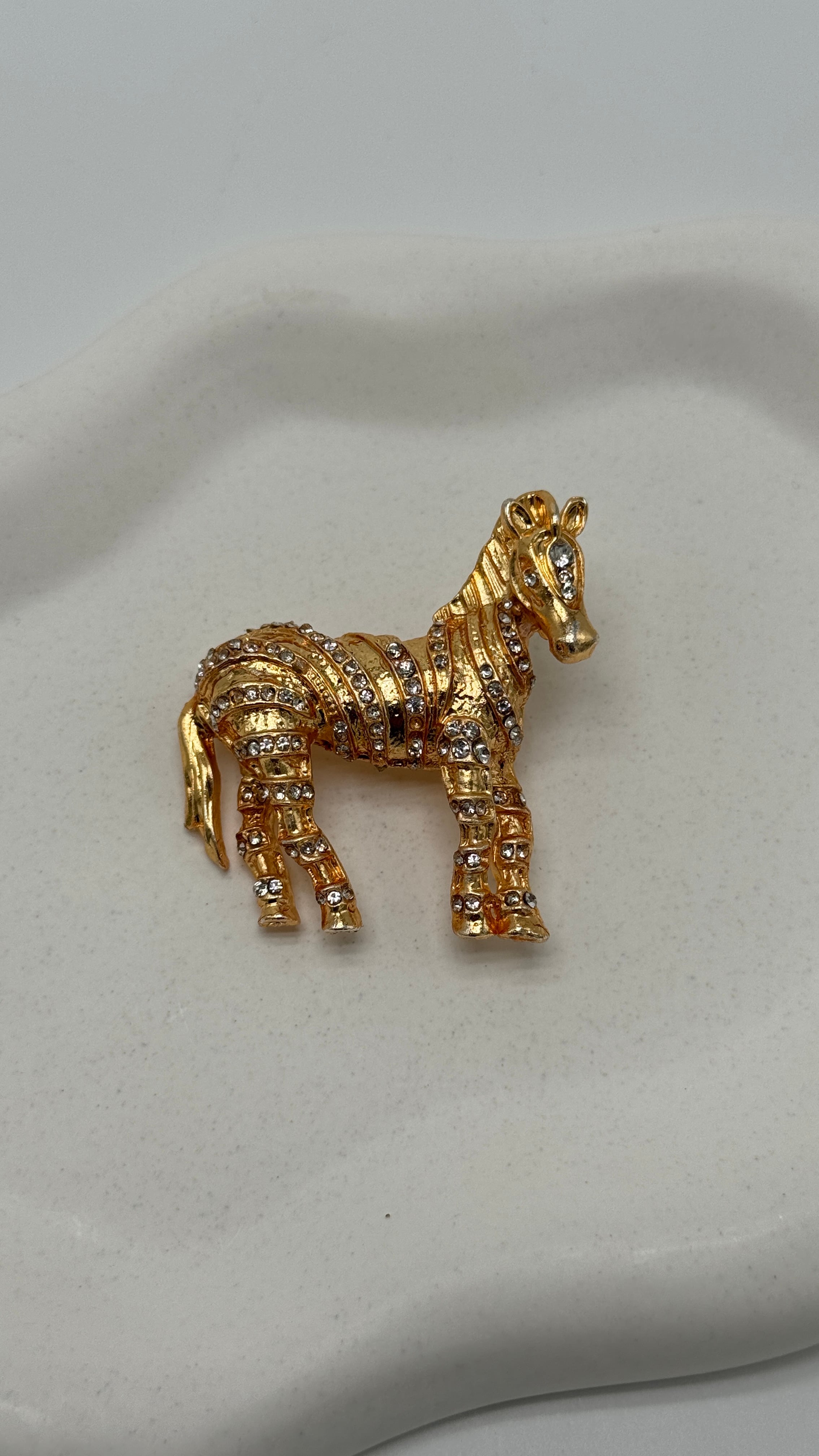 Gold Taş Detay Altın At Broş