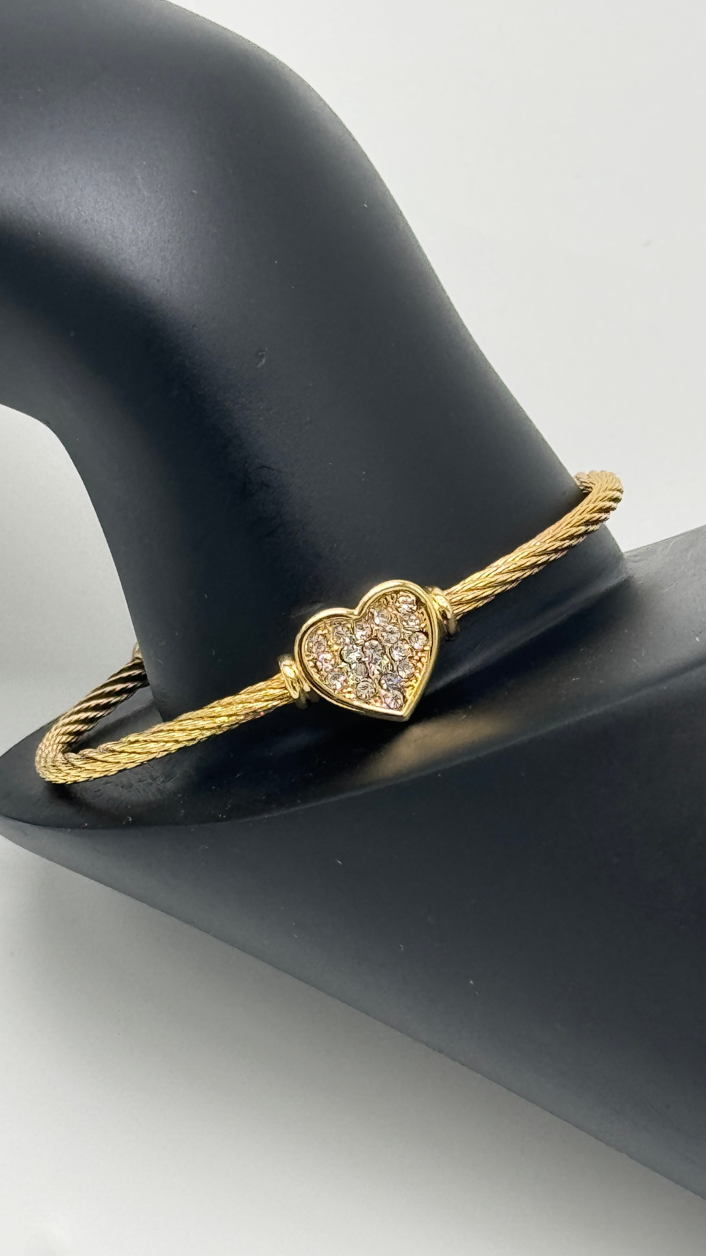 Özel Seri Çelik Kalp Detay Taşlı  Kelepçe Bilezik - Gold