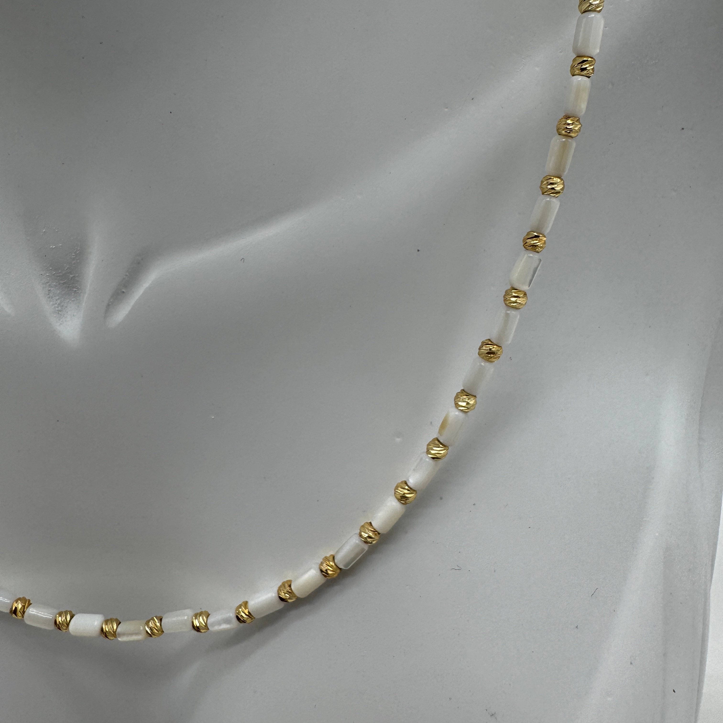 Beyaz Boncuklu Minimal Doreli Kolye - Gold